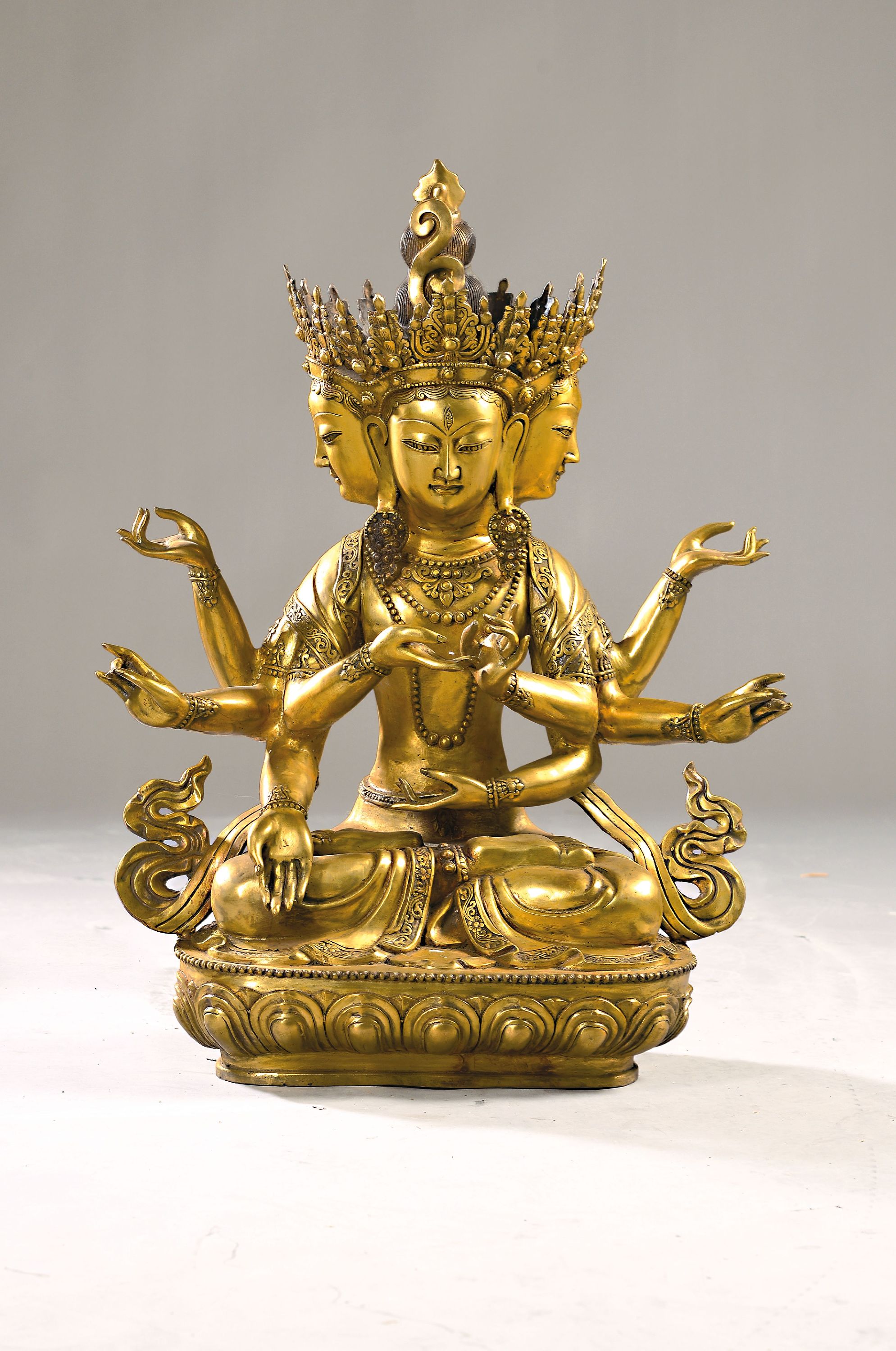 Große achtarmige Gottheit Ushnishavijaya, Nepal, 20. Jh., Kupferlegierung z.T. vergoldet, "die Mutter aller Buddhas", Attribute fehlen, H. ...