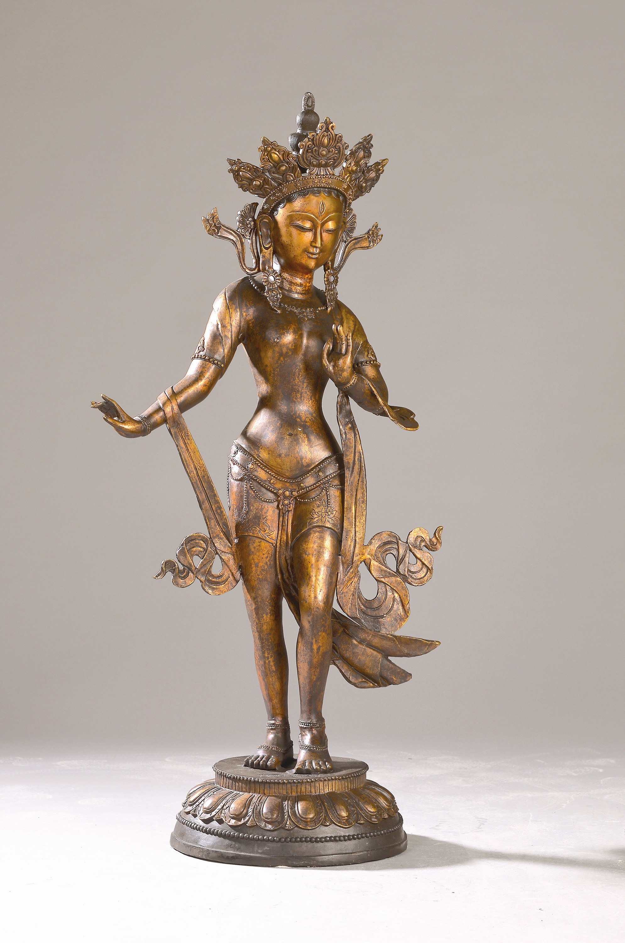 Sehr großer Bodhisattva, wohl China um 1875- 1908, Kupferlegierung, patiniert, Werkstattmarke, H. ca. 117 cm, ca. 23.6 g
