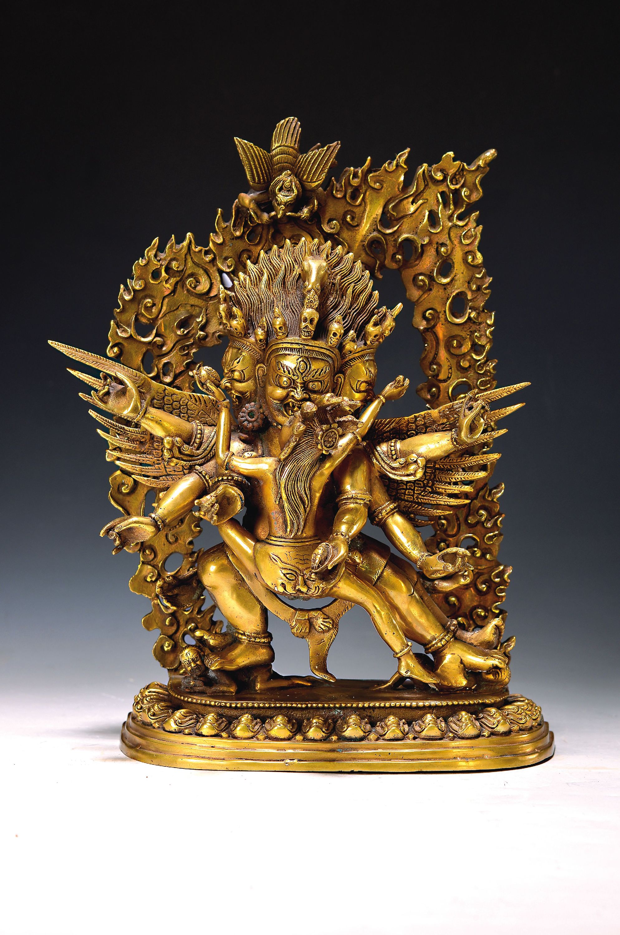 Sehr großer sechsarmiger Dharmaschützer Hayagriva, mit Weisheitspartnerin , China oder Nepal, wohl frühes 20. Jh., Messing, Hayagriva hat einen ...