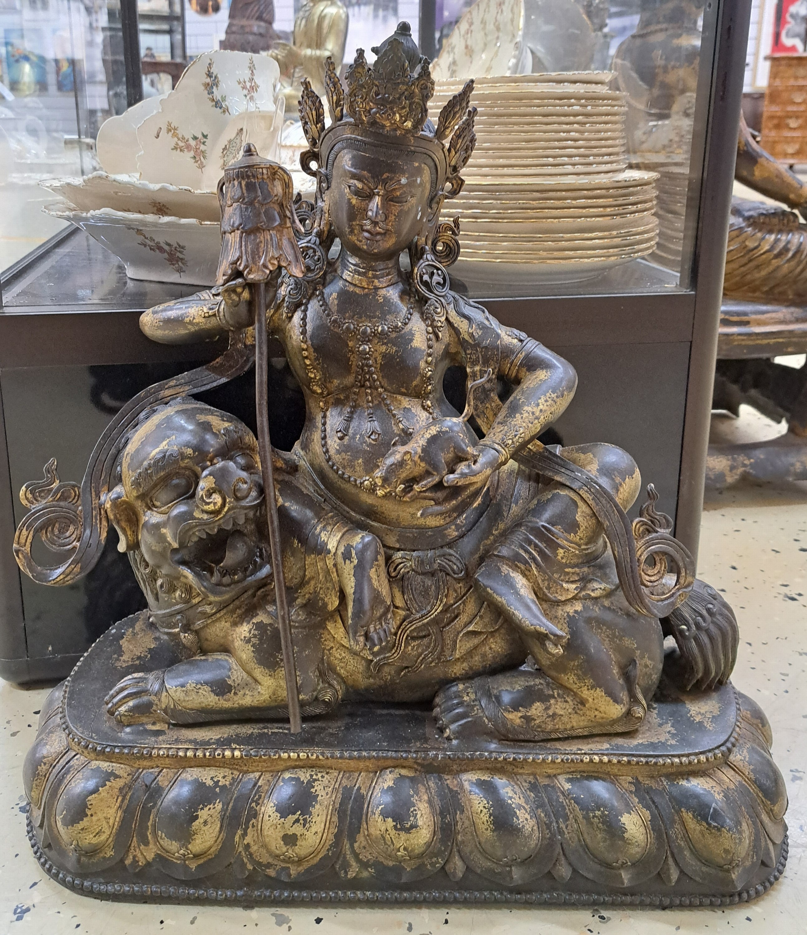 Detail a: Große Altarbronze, Gottheit Vaishravana mit Mungo, Nepal, wohl um 1900, Gott des Reichtums, Kupferlegierung z.T. vergoldet, auf einem weißen ...