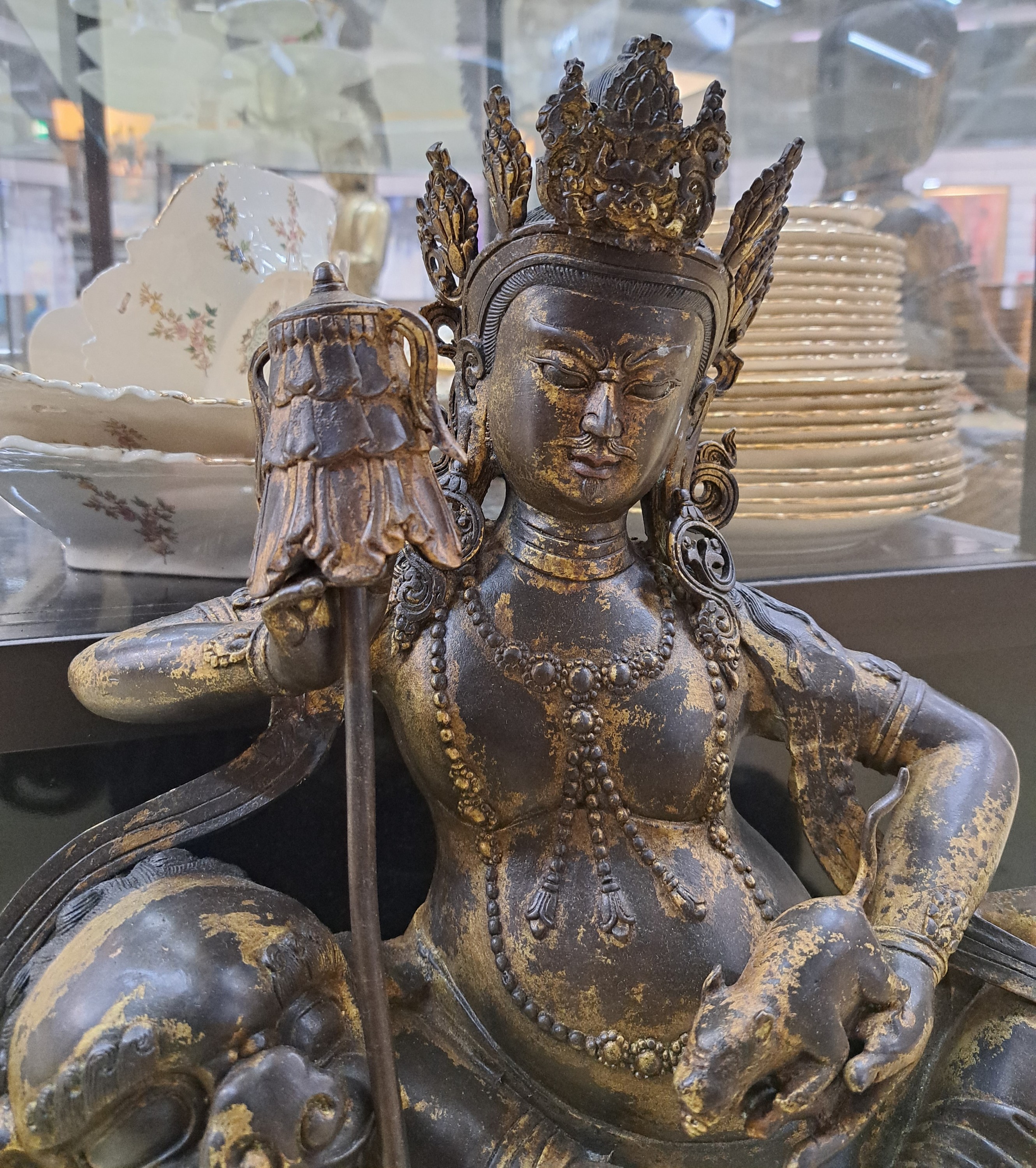 Detail b: Große Altarbronze, Gottheit Vaishravana mit Mungo, Nepal, wohl um 1900, Gott des Reichtums, Kupferlegierung z.T. vergoldet, auf einem weißen ...