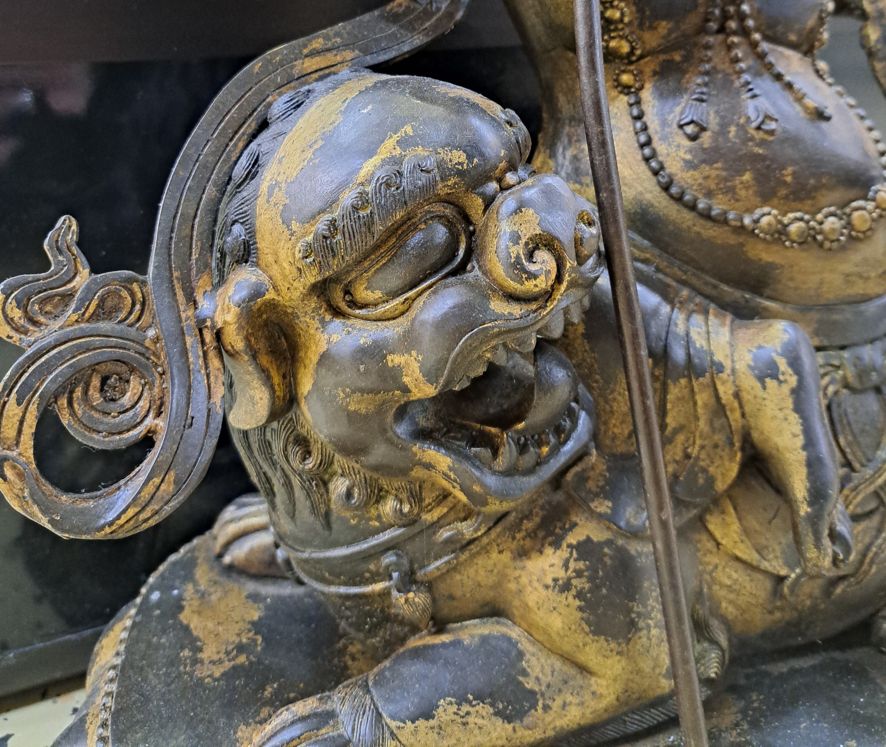 Detail c: Große Altarbronze, Gottheit Vaishravana mit Mungo, Nepal, wohl um 1900, Gott des Reichtums, Kupferlegierung z.T. vergoldet, auf einem weißen ...