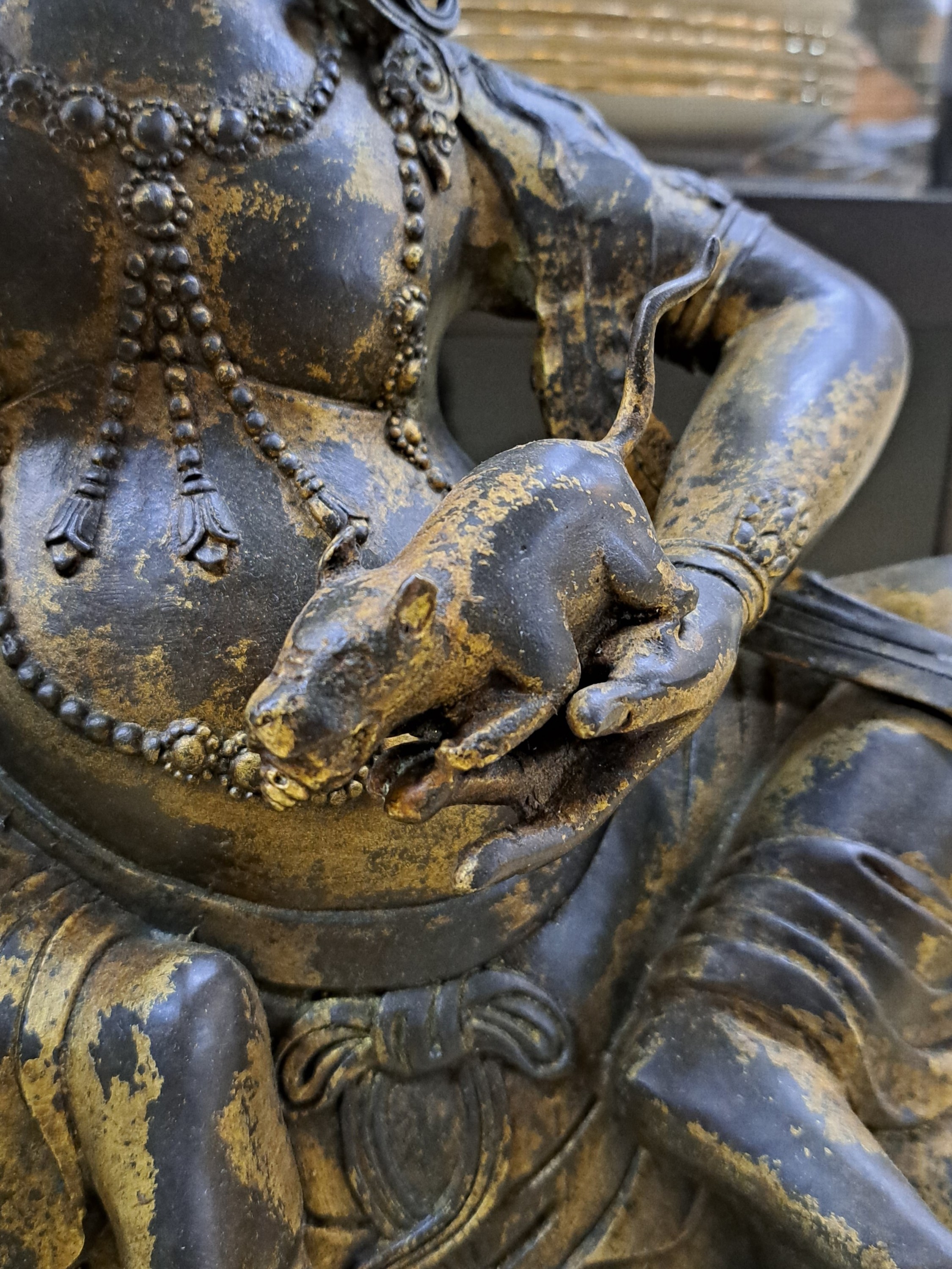 Detail d: Große Altarbronze, Gottheit Vaishravana mit Mungo, Nepal, wohl um 1900, Gott des Reichtums, Kupferlegierung z.T. vergoldet, auf einem weißen ...