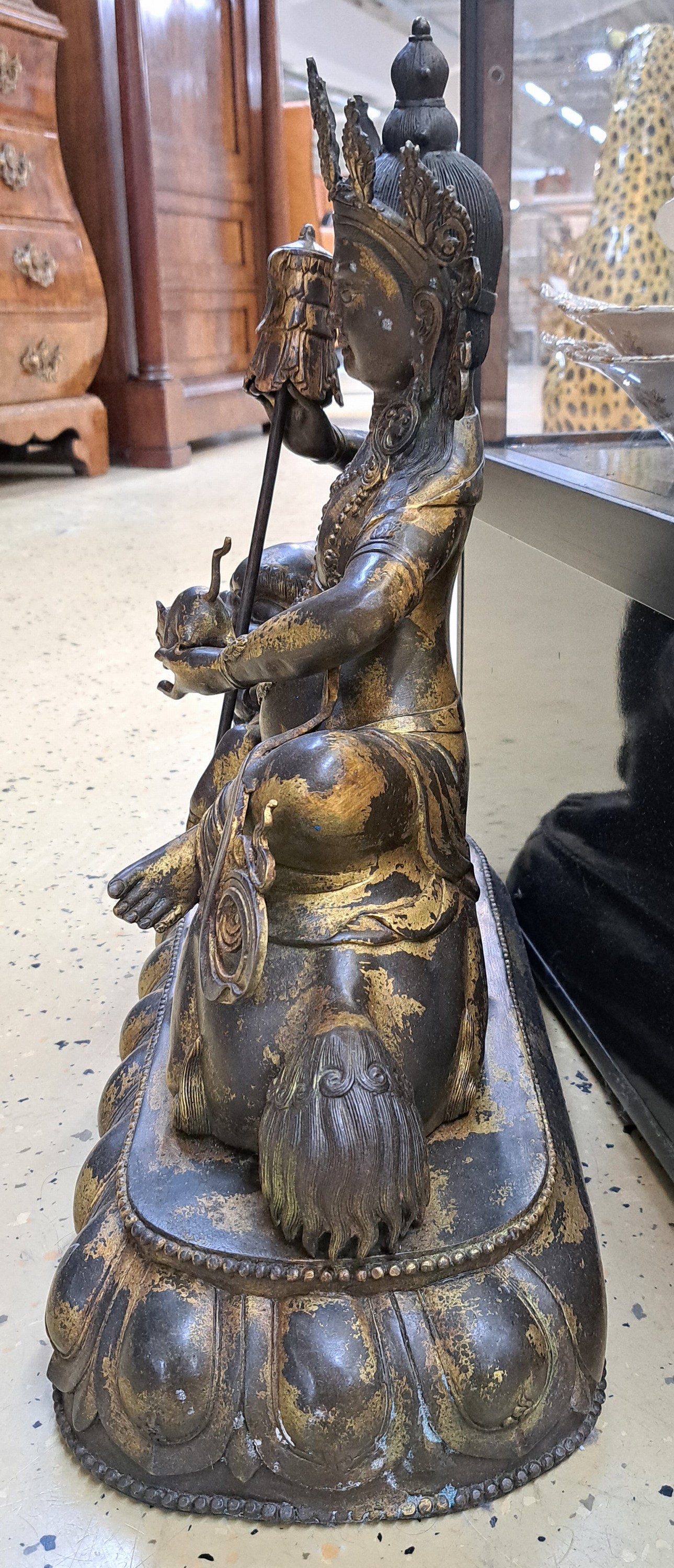 Detail e: Große Altarbronze, Gottheit Vaishravana mit Mungo, Nepal, wohl um 1900, Gott des Reichtums, Kupferlegierung z.T. vergoldet, auf einem weißen ...