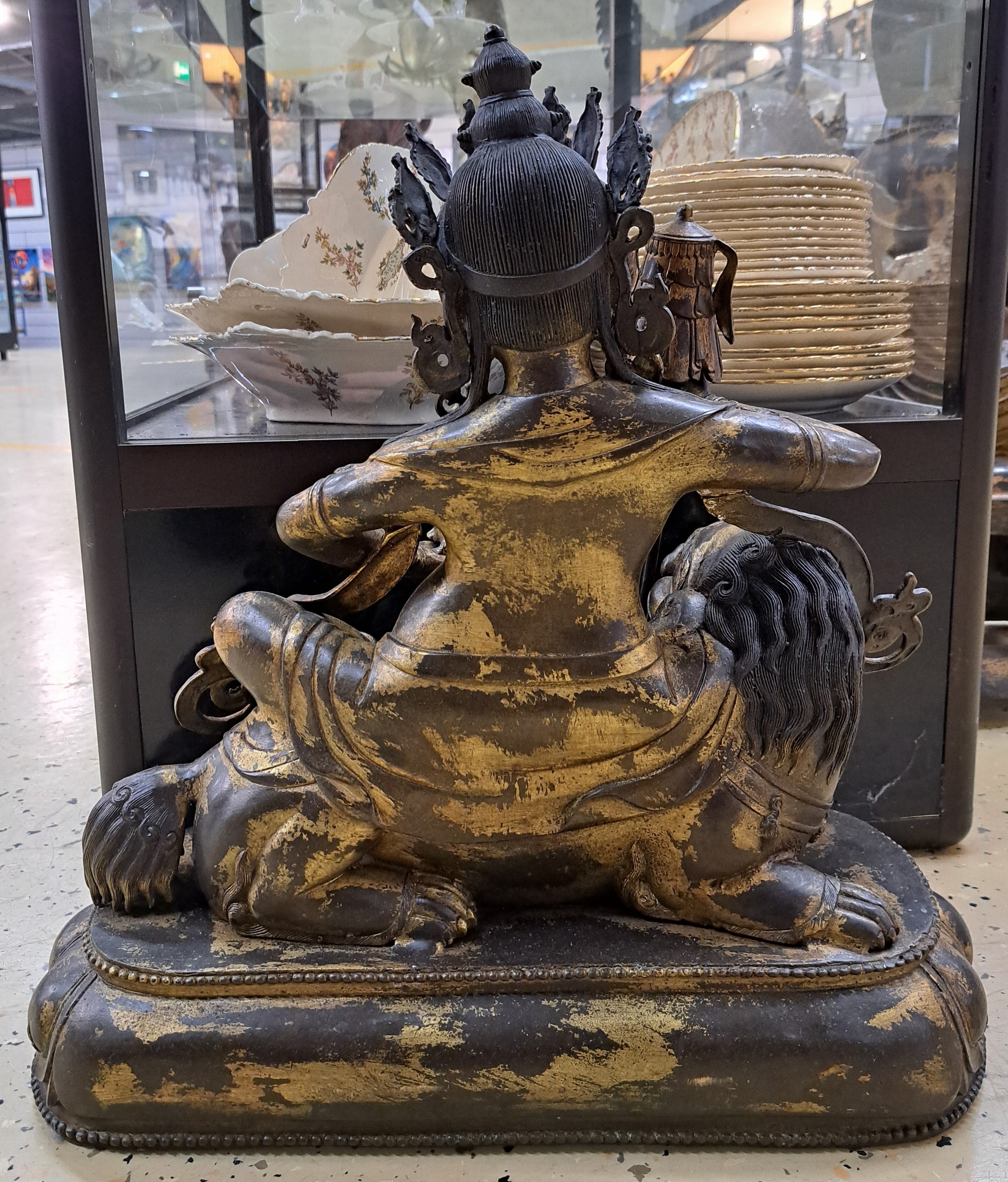 Detail f: Große Altarbronze, Gottheit Vaishravana mit Mungo, Nepal, wohl um 1900, Gott des Reichtums, Kupferlegierung z.T. vergoldet, auf einem weißen ...
