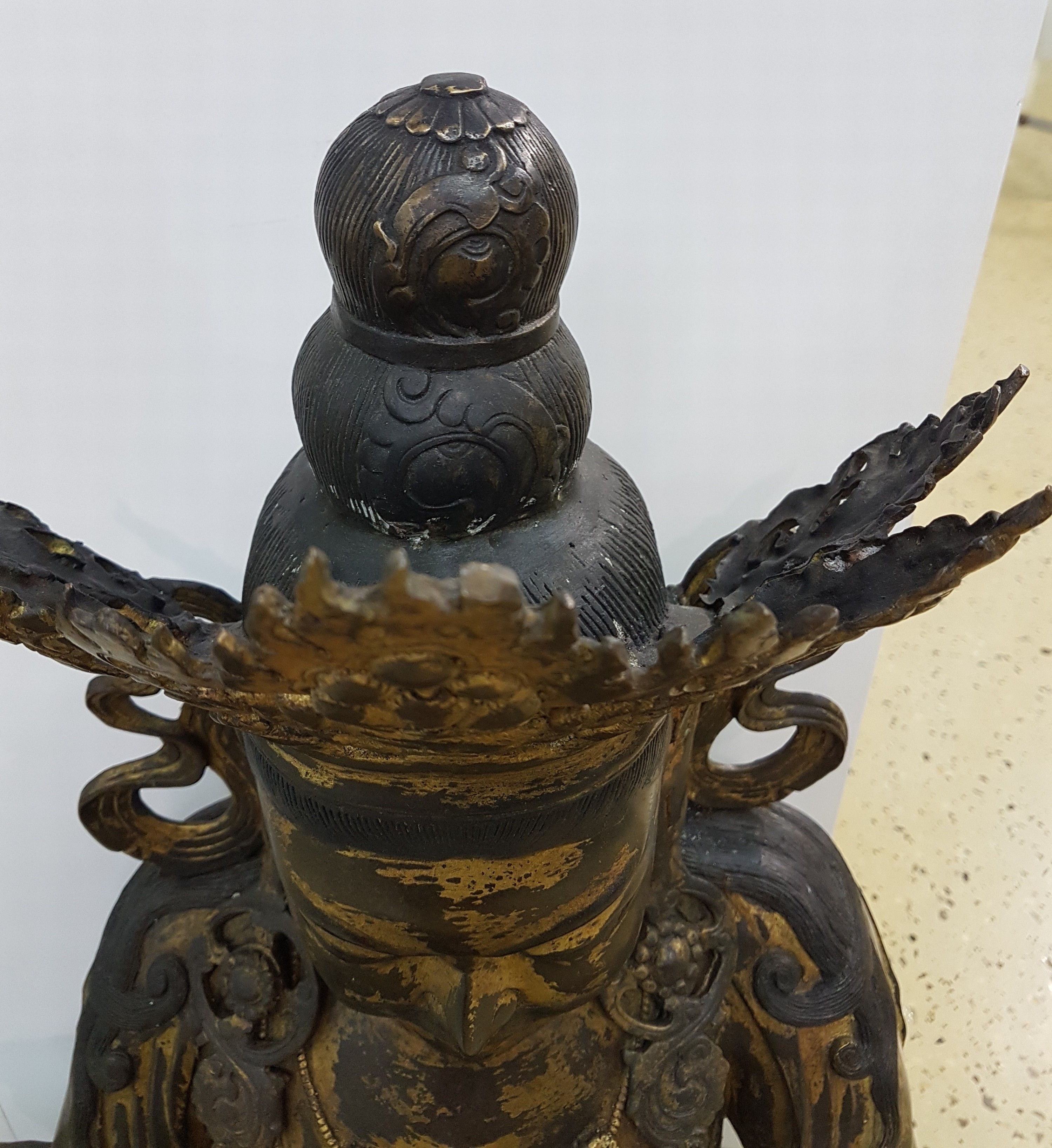 Detail c: Sehr große Altarskulptur der Gottheit Kubera, wohl Anfang 20. Jh., Bronze, z.T. vergoldet, Zitrone in der Hand, Attribut Mungo fehlt, ...