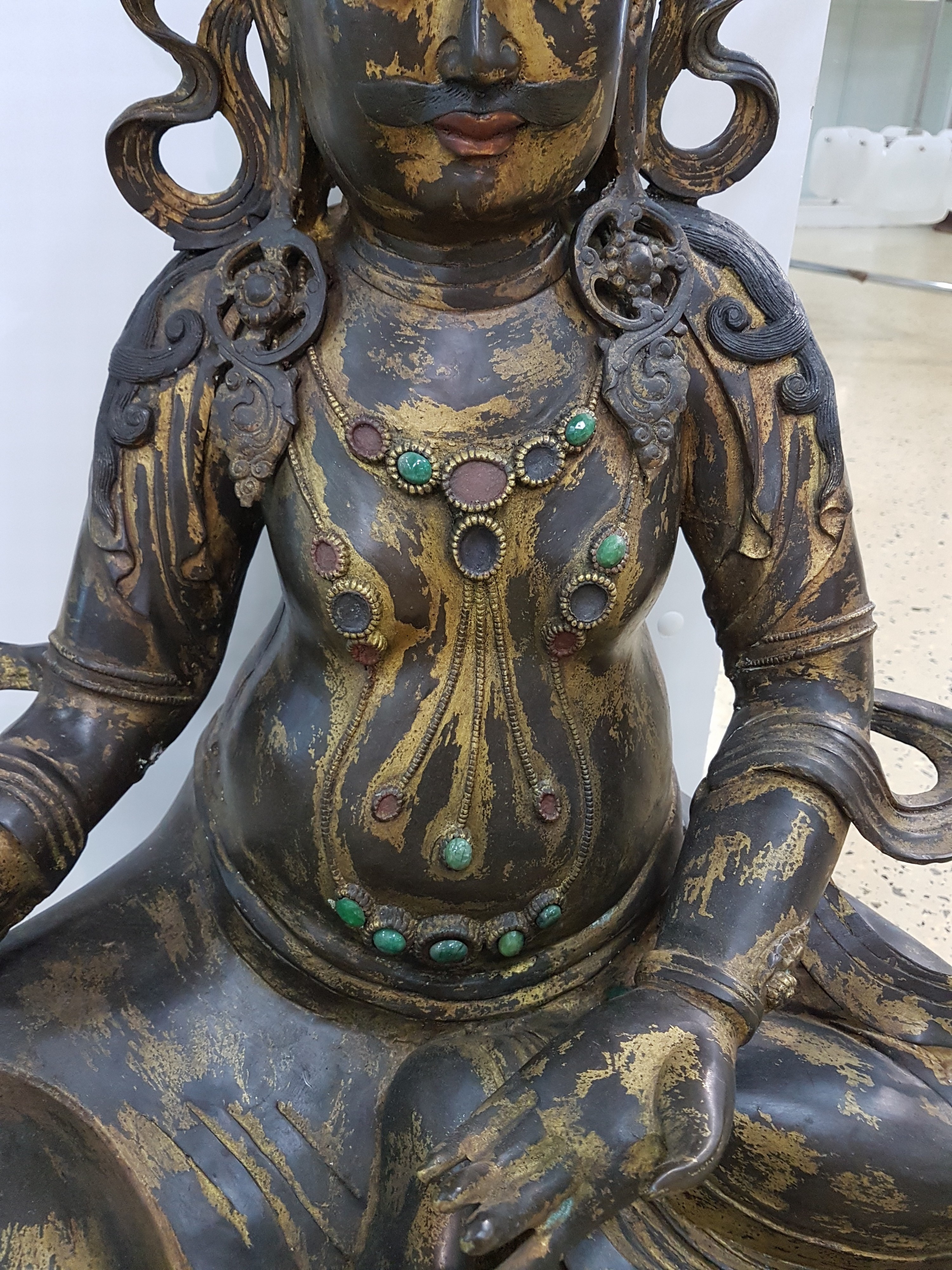 Detail d: Sehr große Altarskulptur der Gottheit Kubera, wohl Anfang 20. Jh., Bronze, z.T. vergoldet, Zitrone in der Hand, Attribut Mungo fehlt, ...