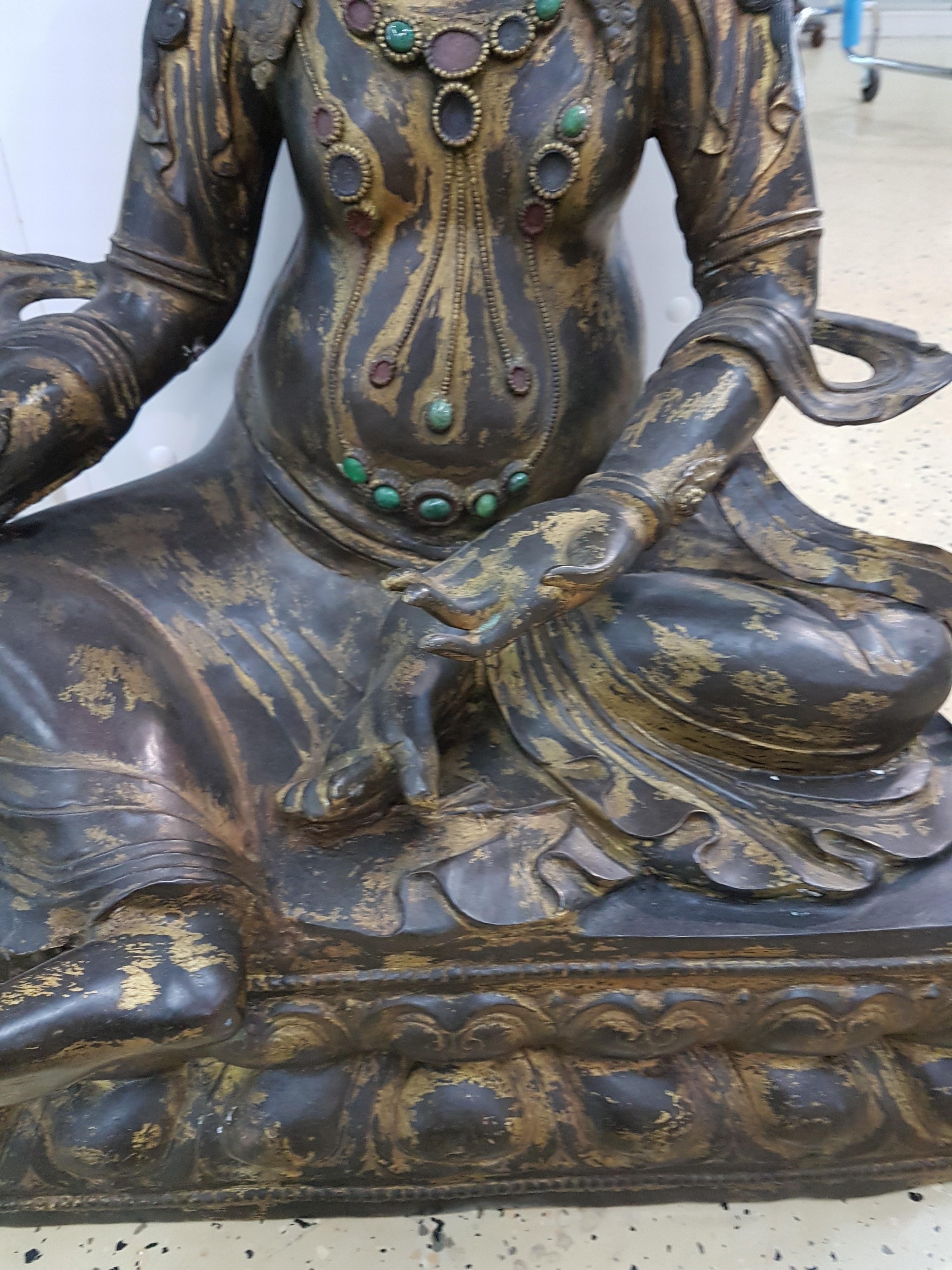 Detail f: Sehr große Altarskulptur der Gottheit Kubera, wohl Anfang 20. Jh., Bronze, z.T. vergoldet, Zitrone in der Hand, Attribut Mungo fehlt, ...