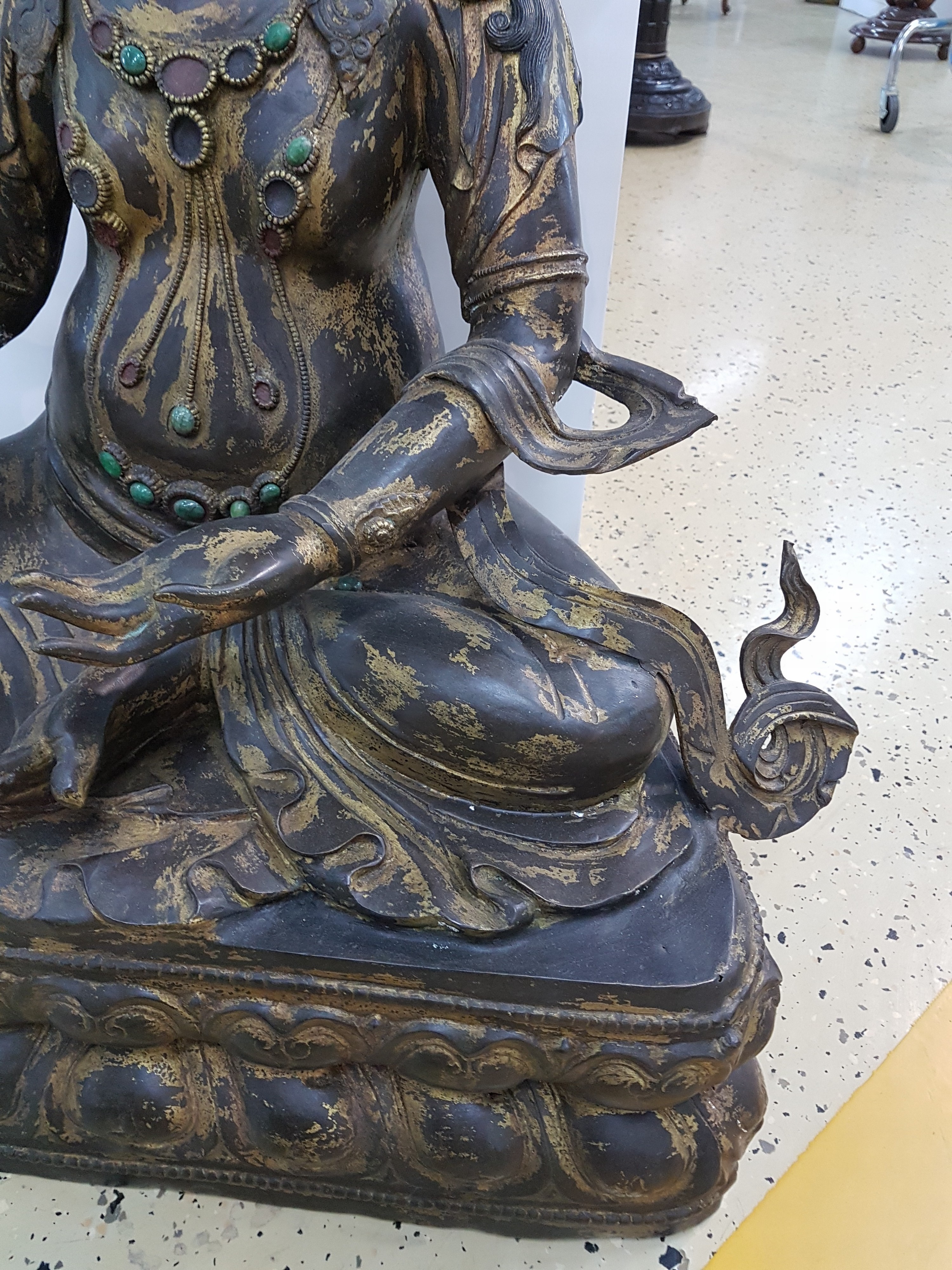 Detail g: Sehr große Altarskulptur der Gottheit Kubera, wohl Anfang 20. Jh., Bronze, z.T. vergoldet, Zitrone in der Hand, Attribut Mungo fehlt, ...