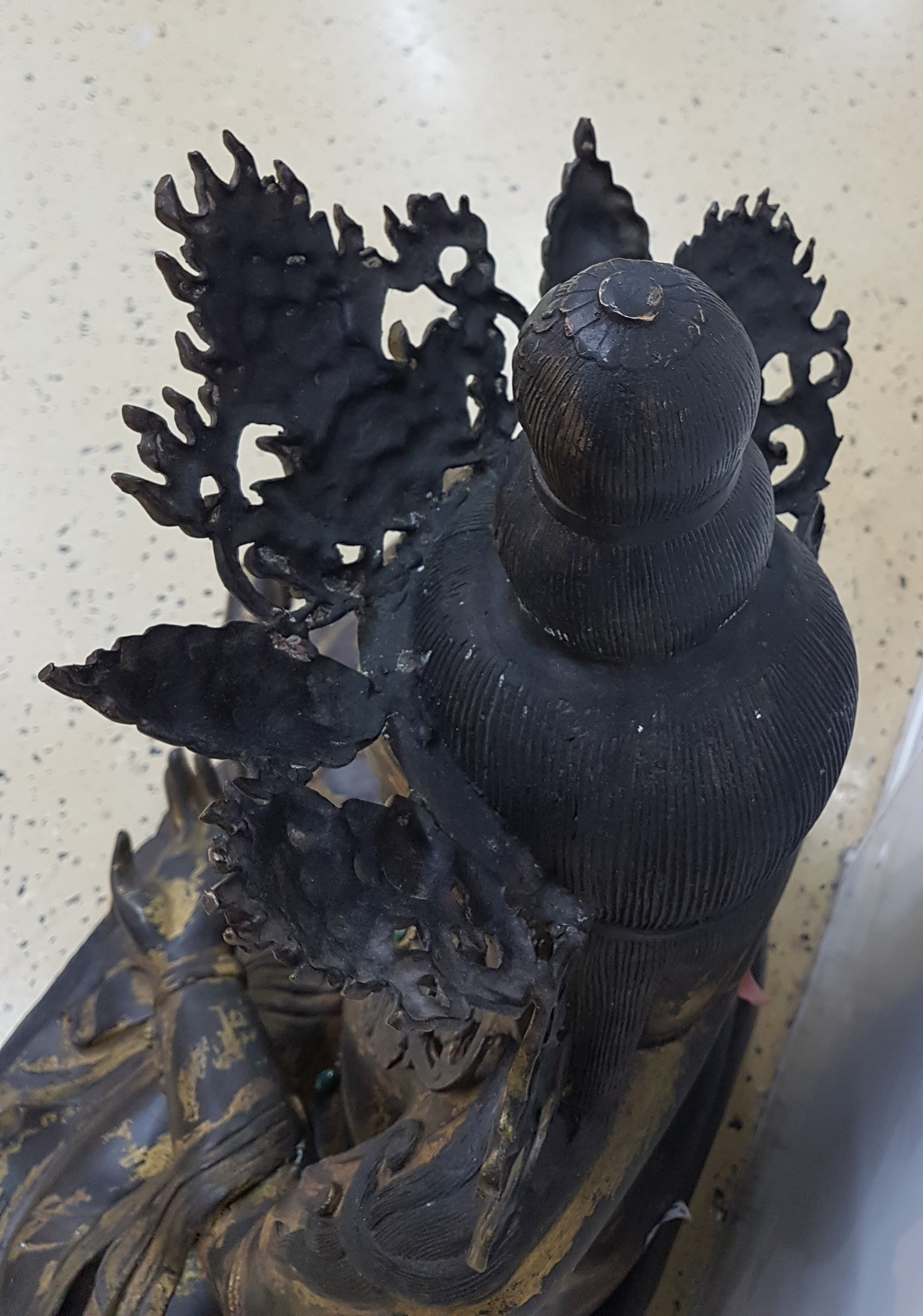 Detail i: Sehr große Altarskulptur der Gottheit Kubera, wohl Anfang 20. Jh., Bronze, z.T. vergoldet, Zitrone in der Hand, Attribut Mungo fehlt, ...