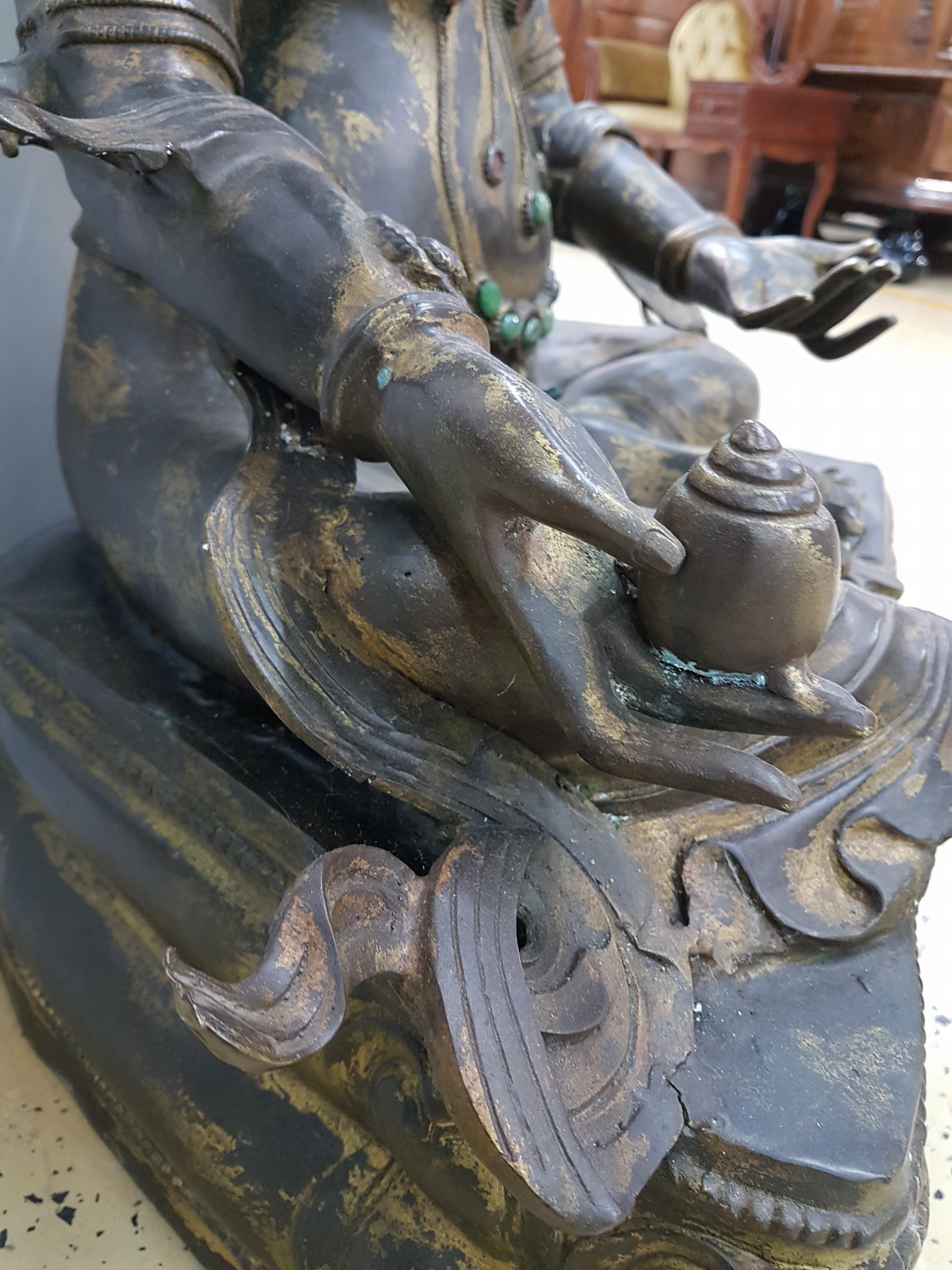 Detail k: Sehr große Altarskulptur der Gottheit Kubera, wohl Anfang 20. Jh., Bronze, z.T. vergoldet, Zitrone in der Hand, Attribut Mungo fehlt, ...