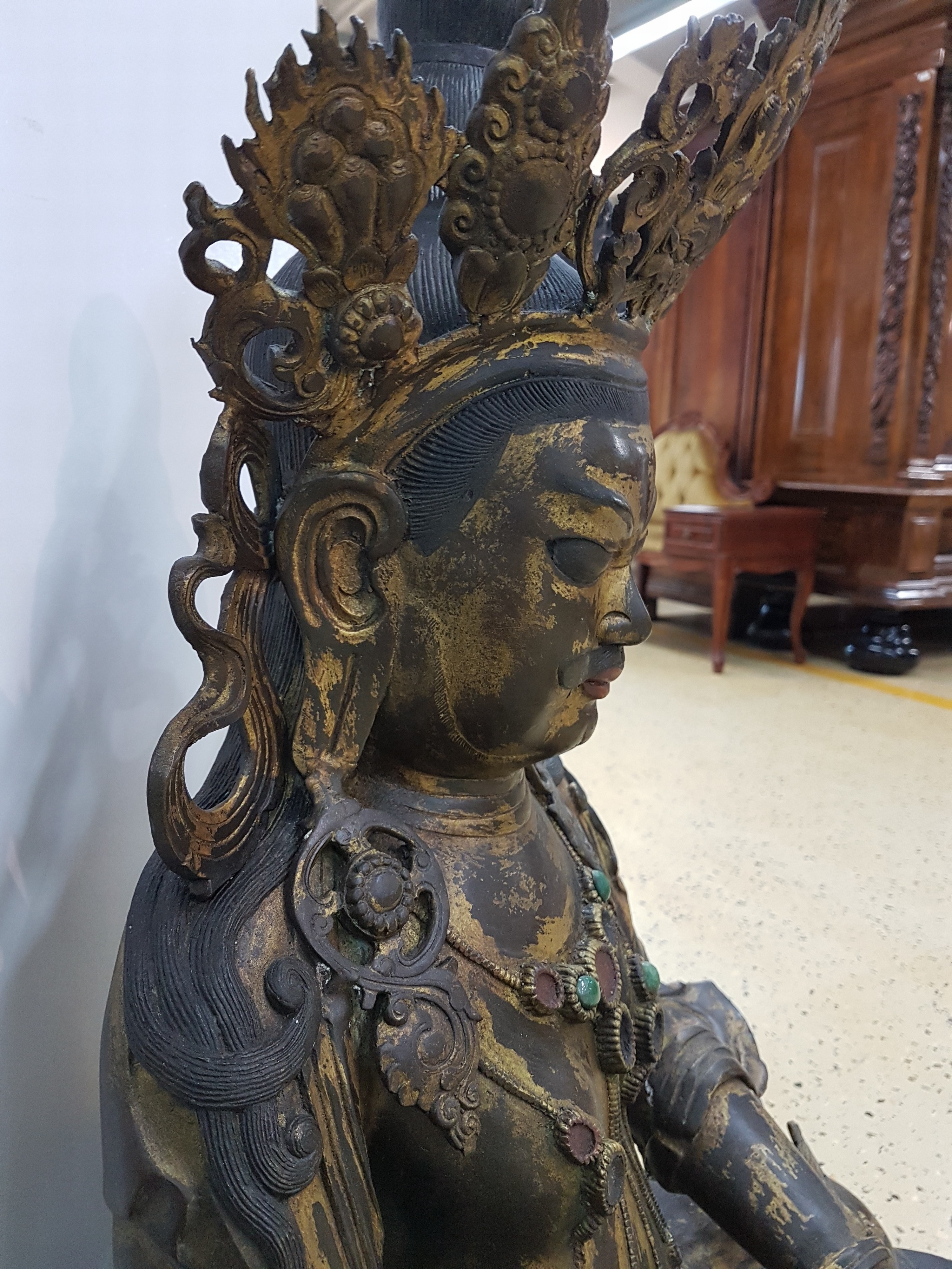 Detail l: Sehr große Altarskulptur der Gottheit Kubera, wohl Anfang 20. Jh., Bronze, z.T. vergoldet, Zitrone in der Hand, Attribut Mungo fehlt, ...
