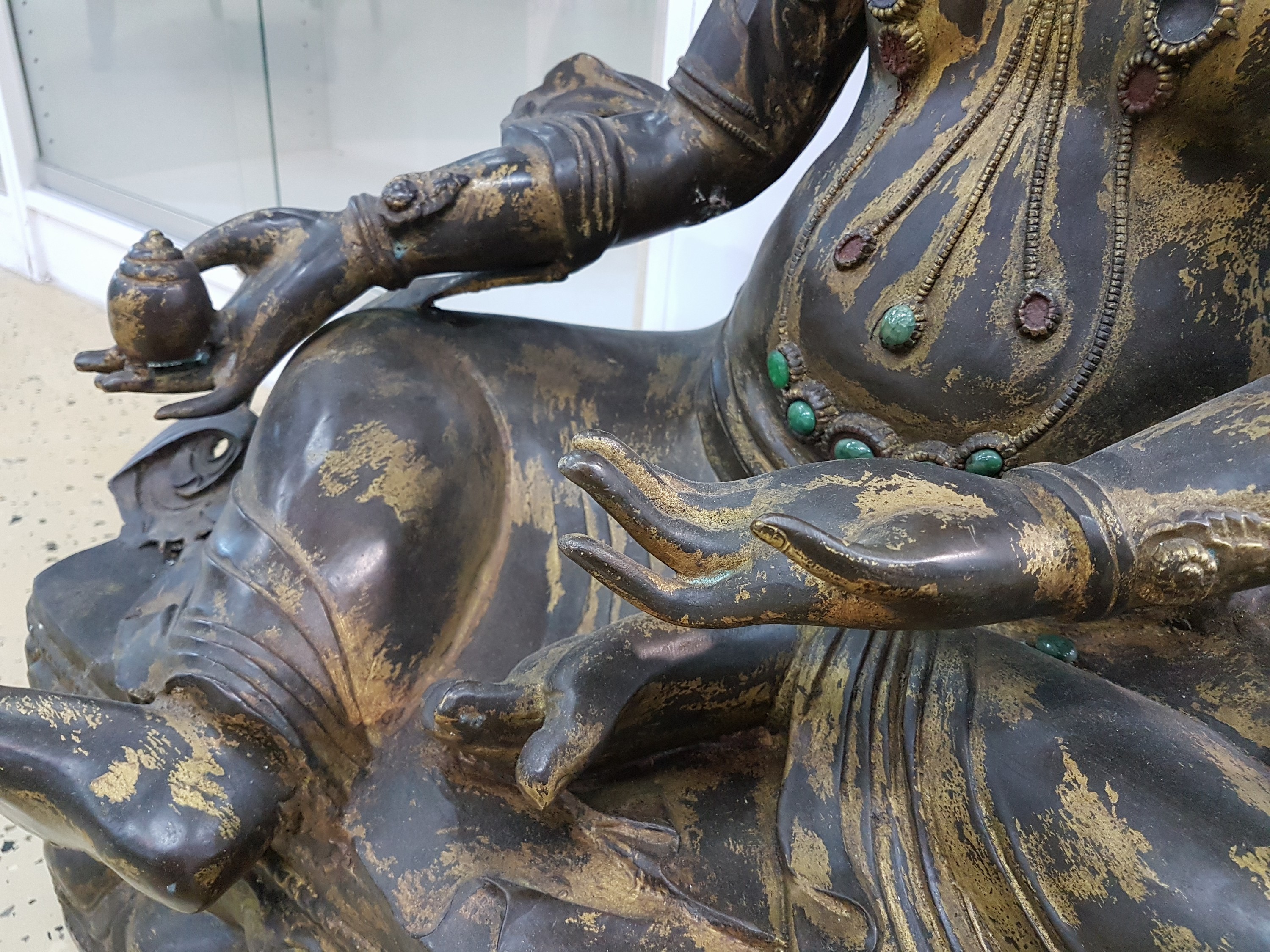 Detail n: Sehr große Altarskulptur der Gottheit Kubera, wohl Anfang 20. Jh., Bronze, z.T. vergoldet, Zitrone in der Hand, Attribut Mungo fehlt, ...