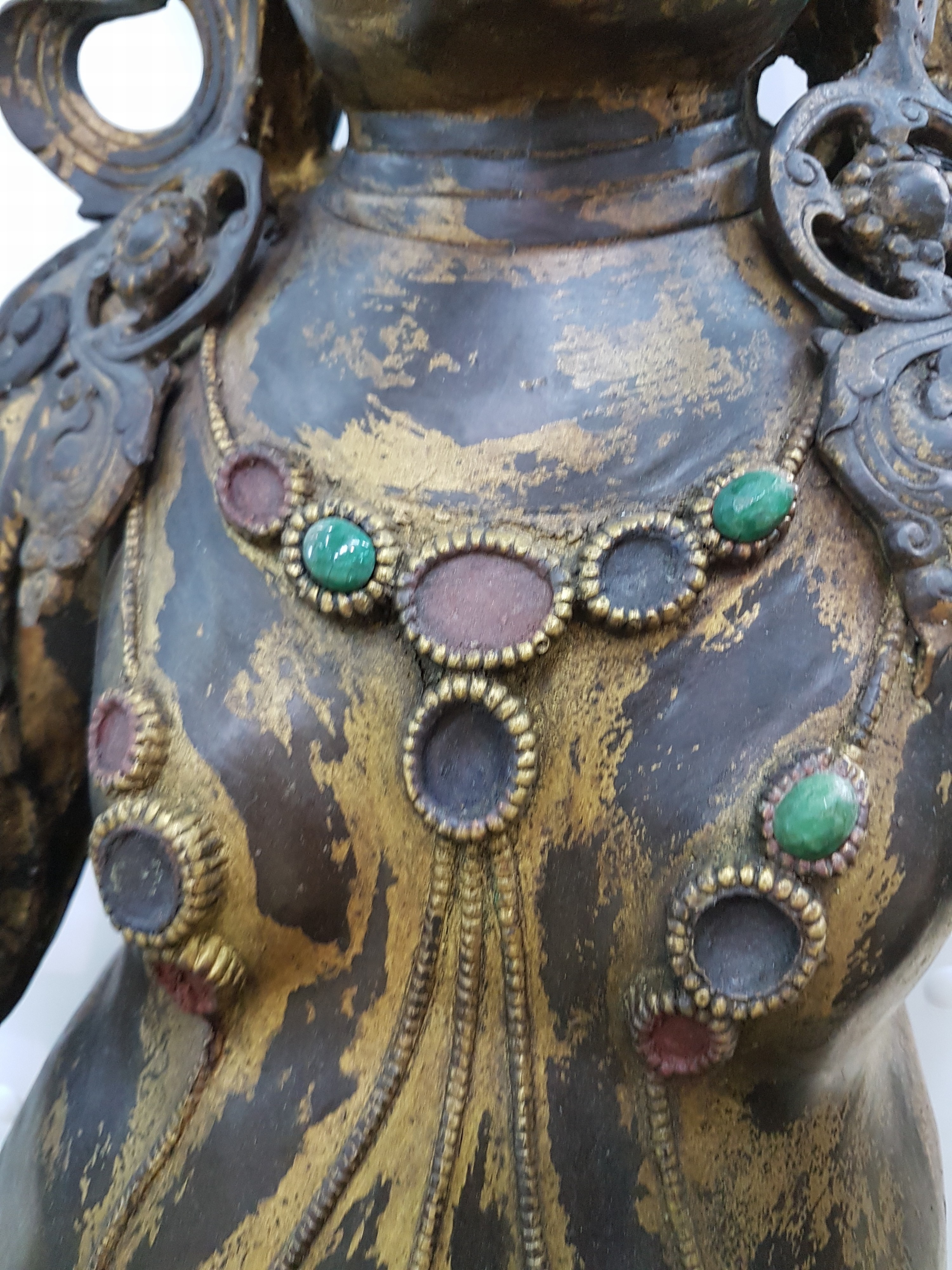 Detail o: Sehr große Altarskulptur der Gottheit Kubera, wohl Anfang 20. Jh., Bronze, z.T. vergoldet, Zitrone in der Hand, Attribut Mungo fehlt, ...