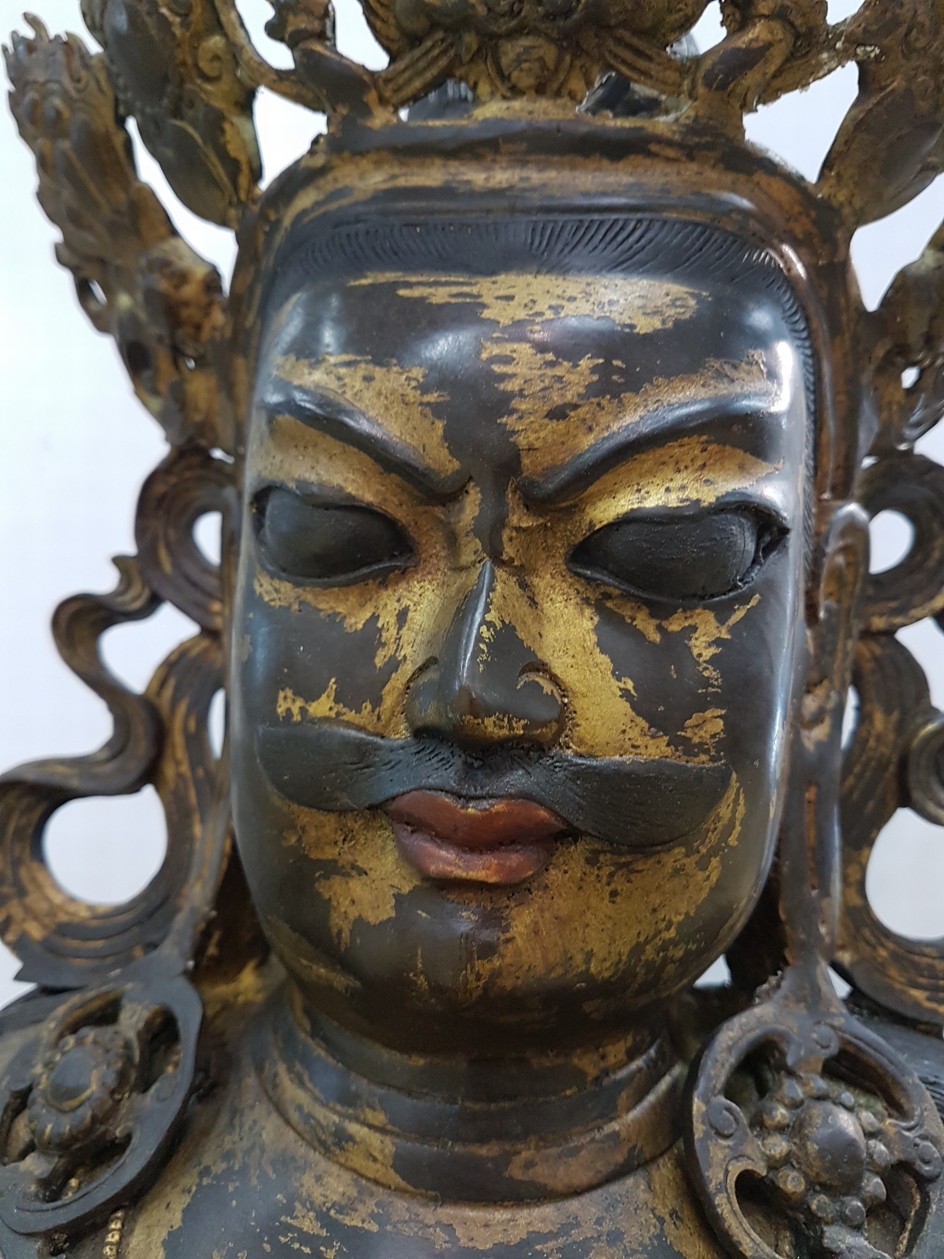 Detail p: Sehr große Altarskulptur der Gottheit Kubera, wohl Anfang 20. Jh., Bronze, z.T. vergoldet, Zitrone in der Hand, Attribut Mungo fehlt, ...
