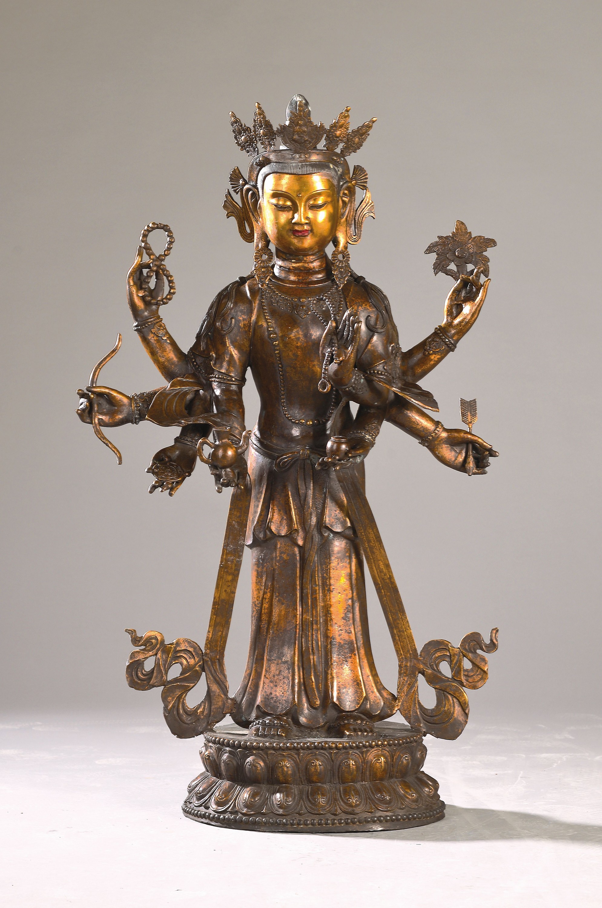 Sehr große Altarskulptur des achtarmigen Bodhisattva Avalokiteshvara/Kuna yin, mit einem Gesicht, China, 20. Jh., Kupferlegierung z.T. vergoldet, ...