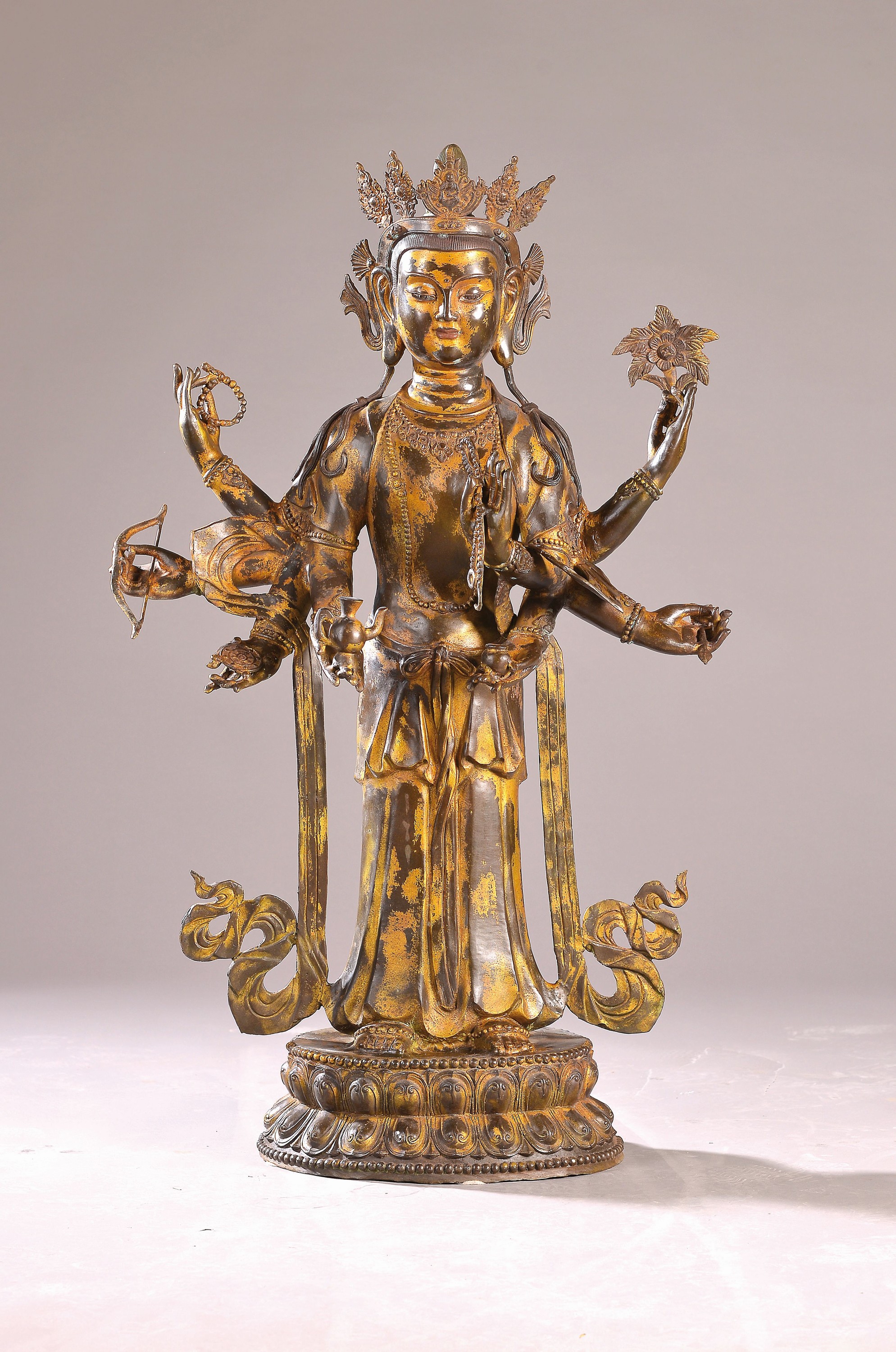 Sehr große Altarskulptur des achtarmigen Bodhisattva Avalokiteshvara/Kuna yin, mit einem Gesicht, China, 20. Jh., Kupferlegierung z.T. vergoldet, ...