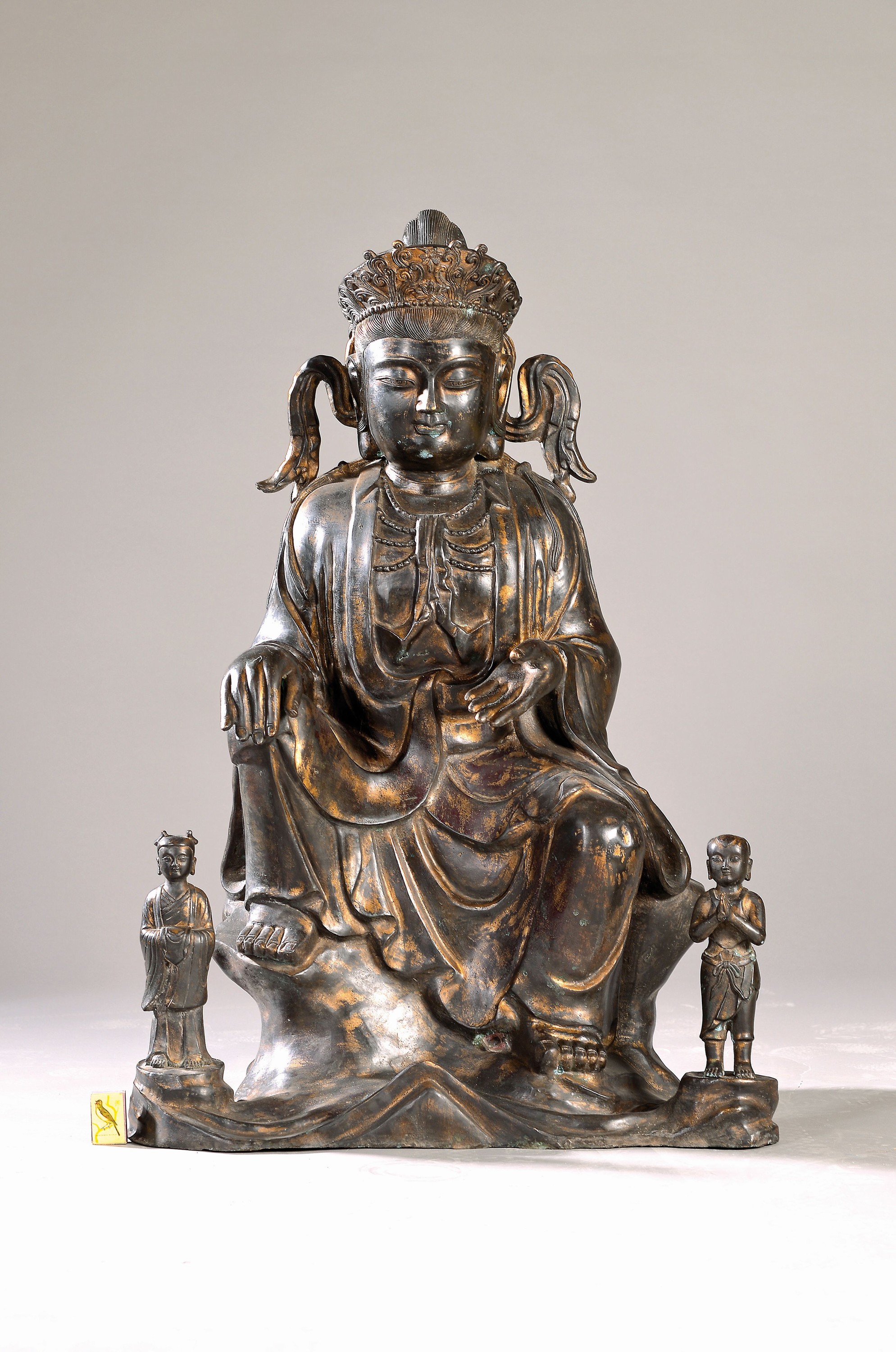 Sehr große Guan Yin, China, wohl 1. Hälfte 20. Jh., Bronze z.T. mit Vergoldung, H. 102 cm, ca. 30 kg
