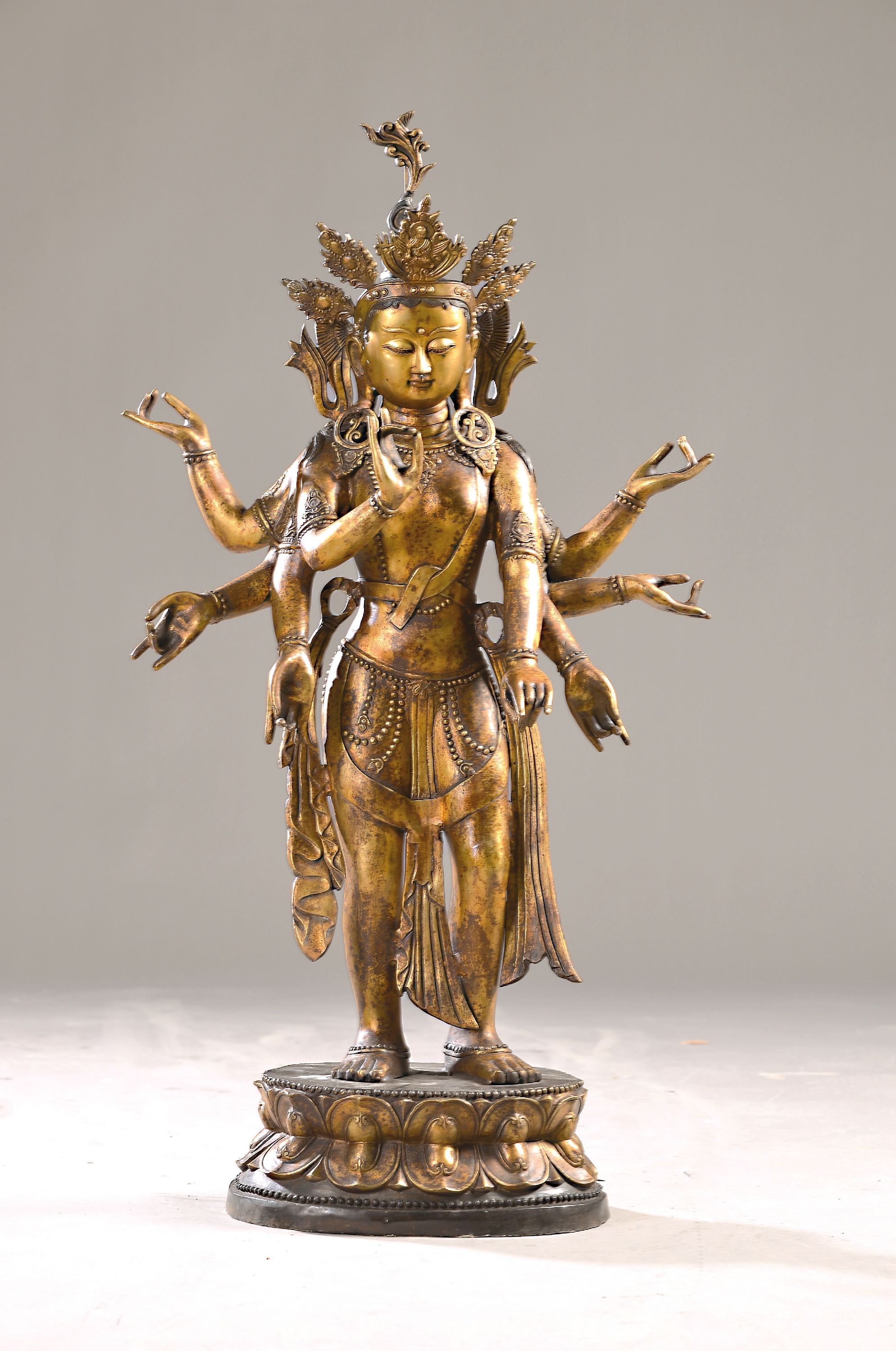 Sehr große achtarmiger Bodhisattva, China, wohl Anfang 20. Jh., Bronze vergoldet, auf Lotussockel, H.ca. 100 cm