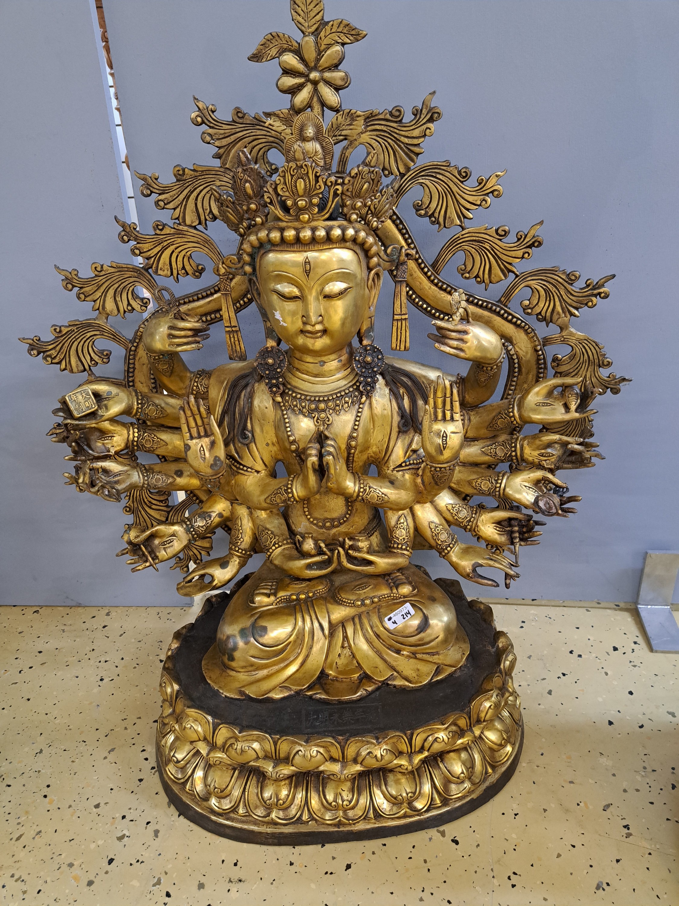 Detail a: Große Altarfigur einer achtarmigen Gottheit aus dem chinesischem Pantheon, China, wohl 20. Jh., Messing, auf einem mehrreihigen Lotussockel, floral ...