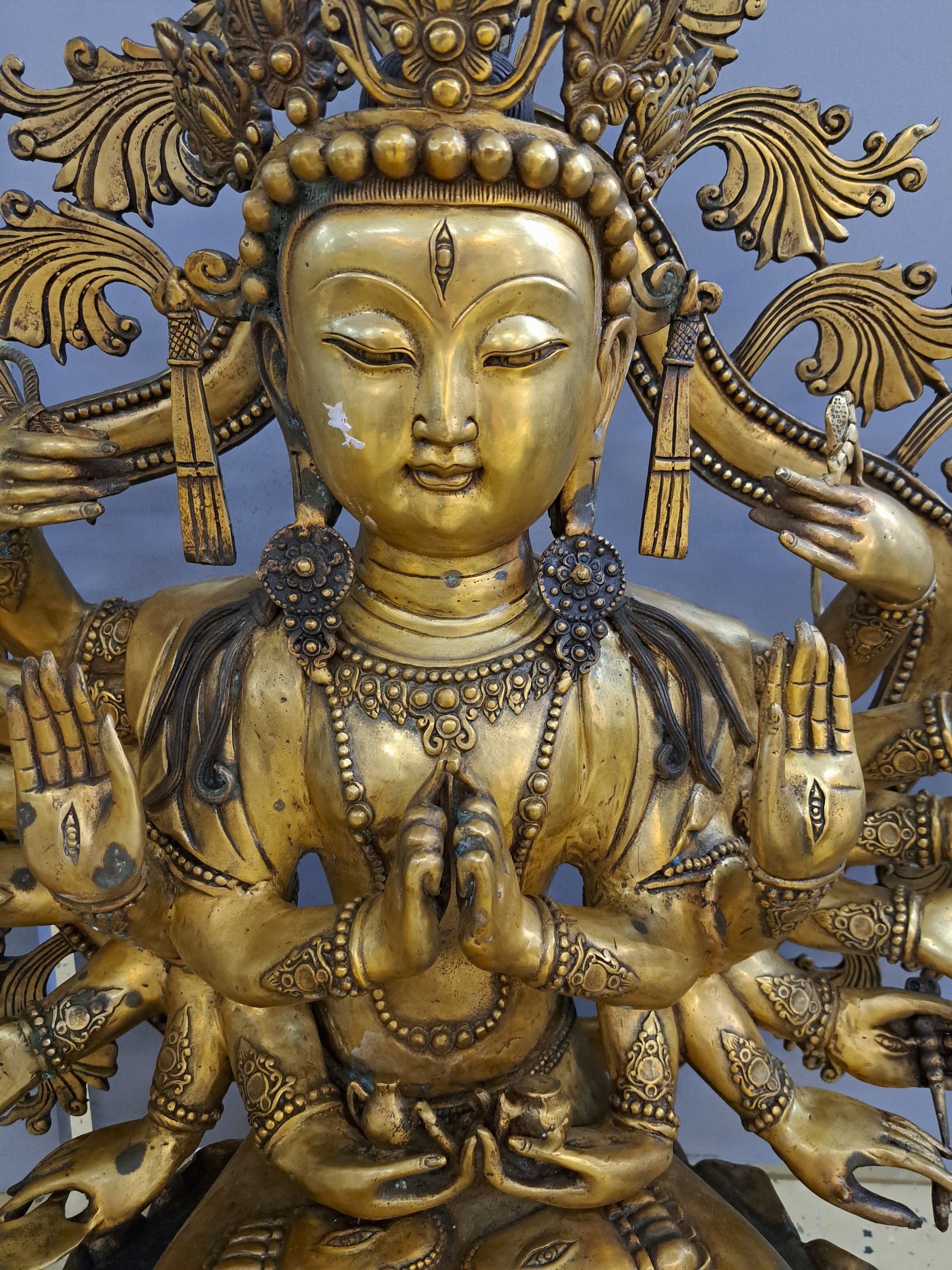 Detail b: Große Altarfigur einer achtarmigen Gottheit aus dem chinesischem Pantheon, China, wohl 20. Jh., Messing, auf einem mehrreihigen Lotussockel, floral ...