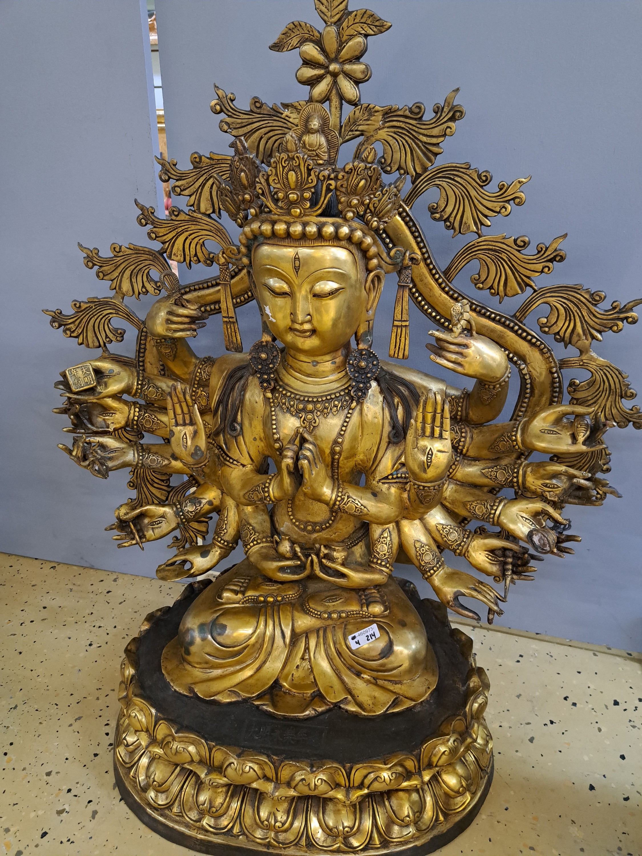 Detail c: Große Altarfigur einer achtarmigen Gottheit aus dem chinesischem Pantheon, China, wohl 20. Jh., Messing, auf einem mehrreihigen Lotussockel, floral ...