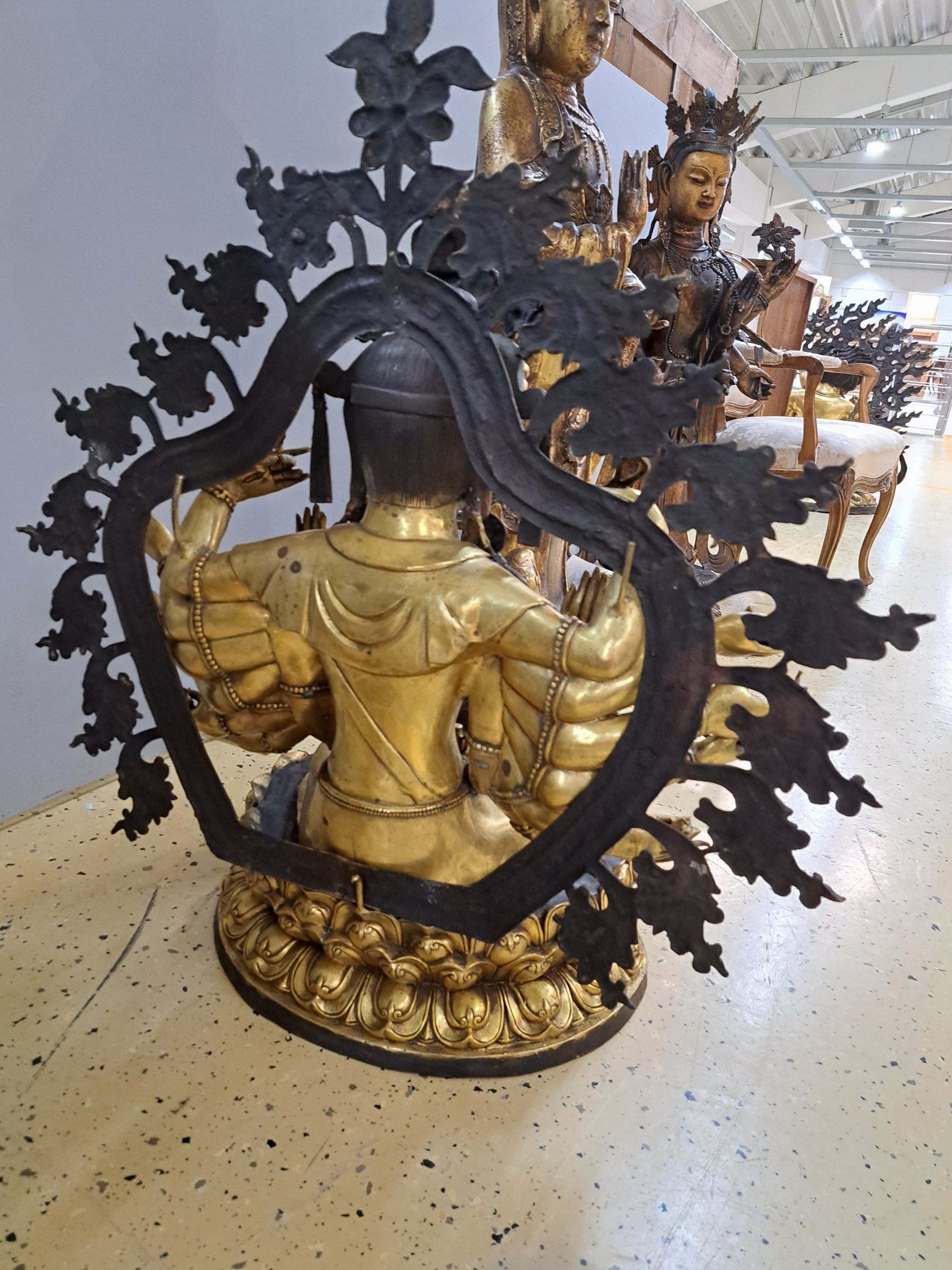 Detail d: Große Altarfigur einer achtarmigen Gottheit aus dem chinesischem Pantheon, China, wohl 20. Jh., Messing, auf einem mehrreihigen Lotussockel, floral ...