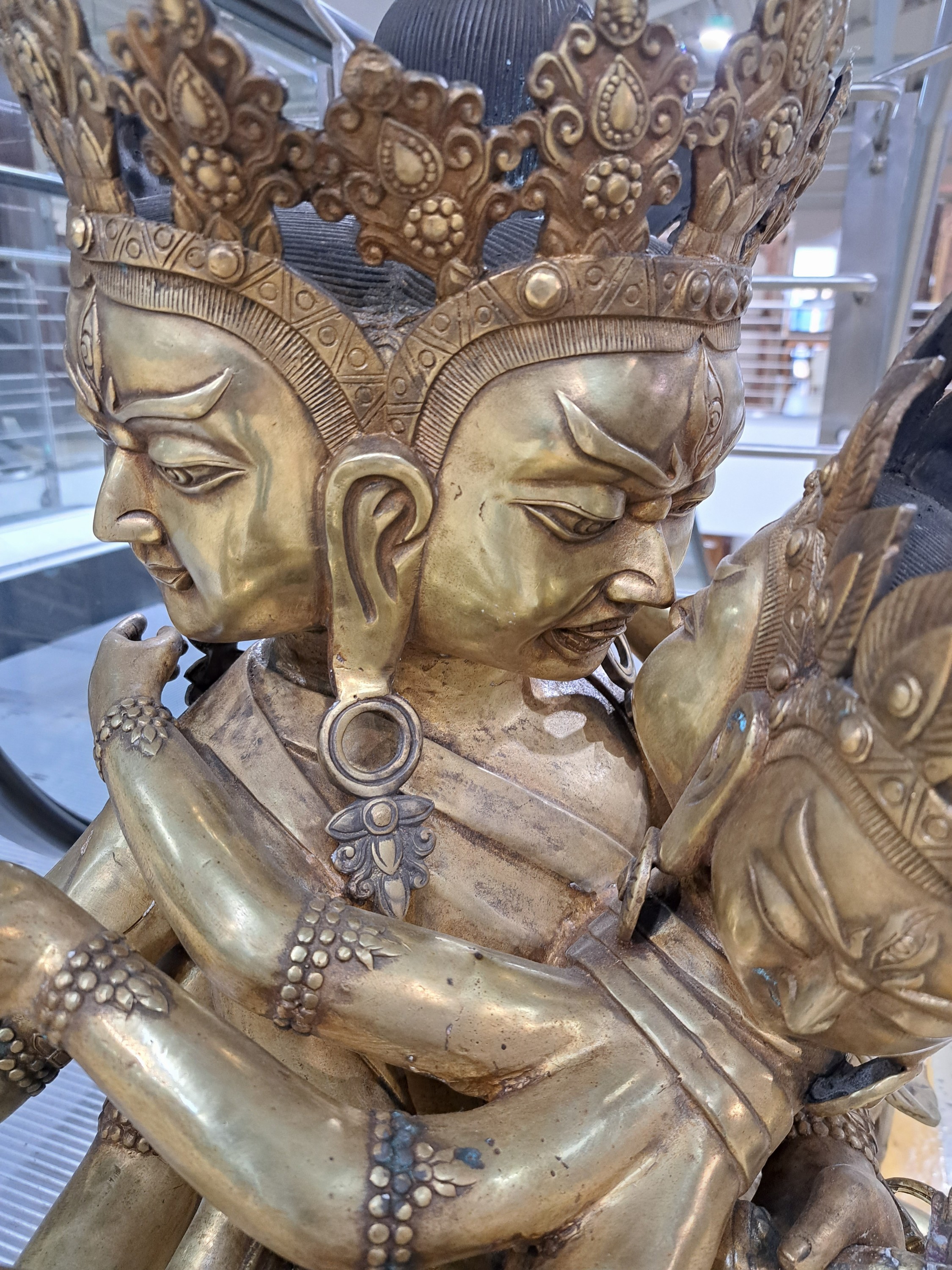 Detail a: Große Altarfigur mit sechs Armen, Guhyasamaja in Vereinigung mit Gefährtin Sparshavajra, China, um 1950, beide mit drei Gesichtern und je sechs ...