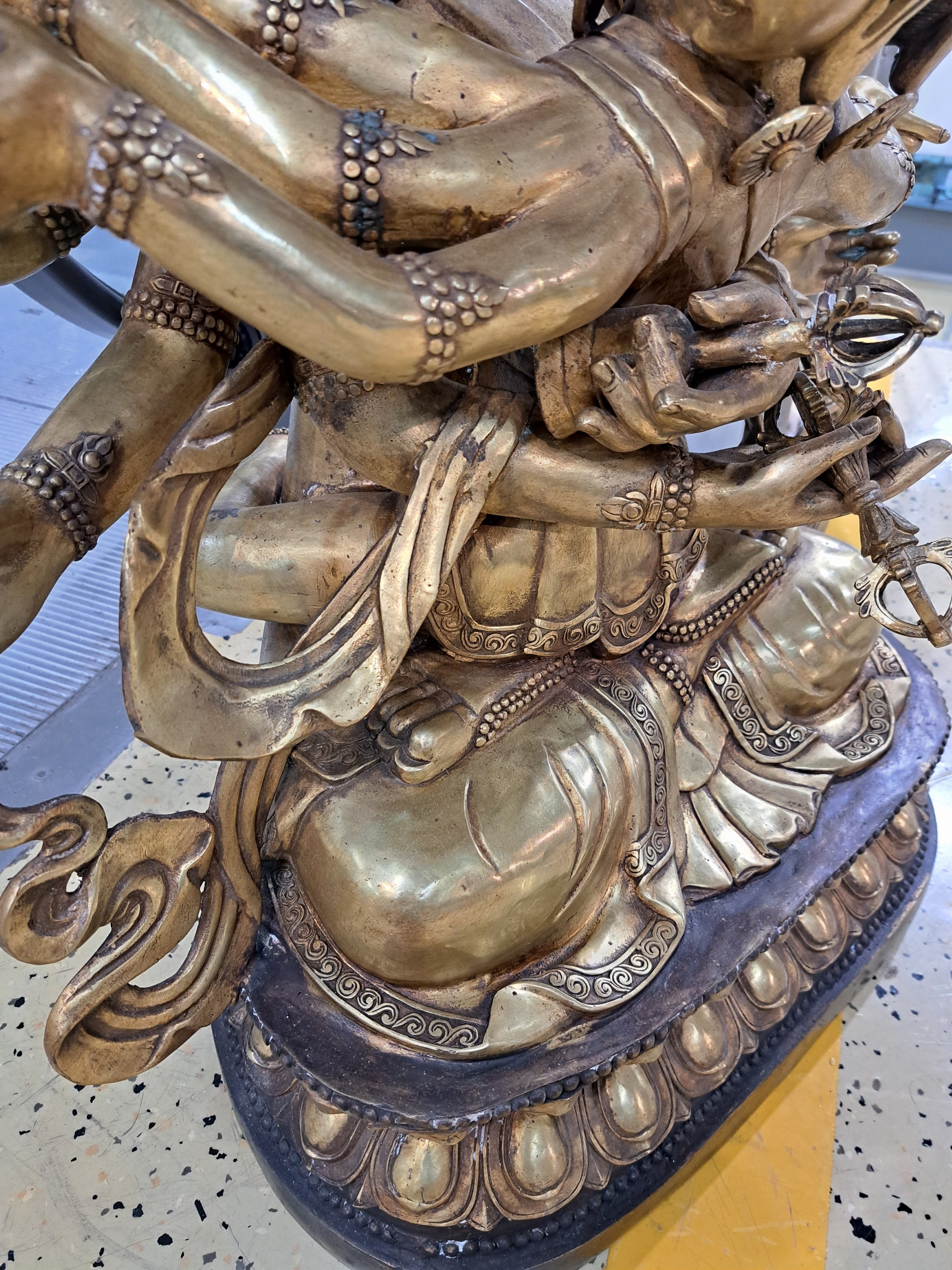 Detail b: Große Altarfigur mit sechs Armen, Guhyasamaja in Vereinigung mit Gefährtin Sparshavajra, China, um 1950, beide mit drei Gesichtern und je sechs ...