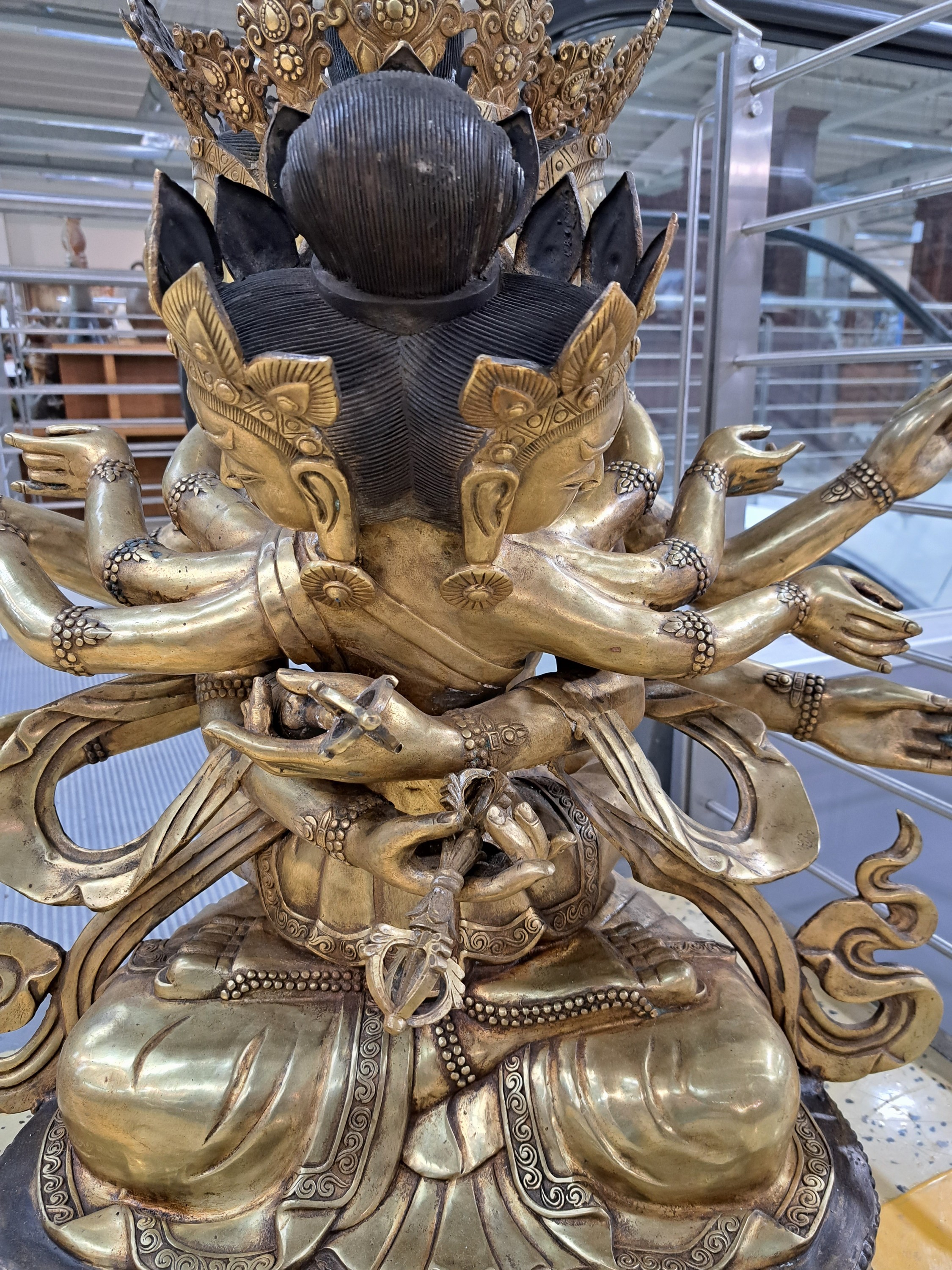 Detail c: Große Altarfigur mit sechs Armen, Guhyasamaja in Vereinigung mit Gefährtin Sparshavajra, China, um 1950, beide mit drei Gesichtern und je sechs ...
