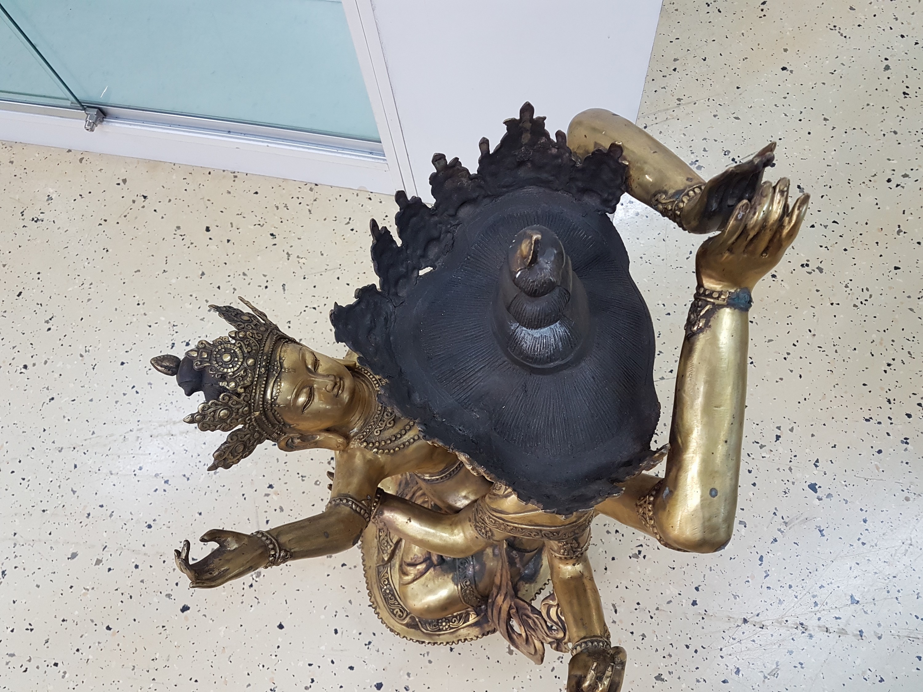 Detail i: Große Altarfigur mit sechs Armen und drei Gesichtern, wohl Yogambara mit Gefährtin, China, wohl Mitte 20. Jh., Messing, H. ca 90 cm, ca. 43 kg
