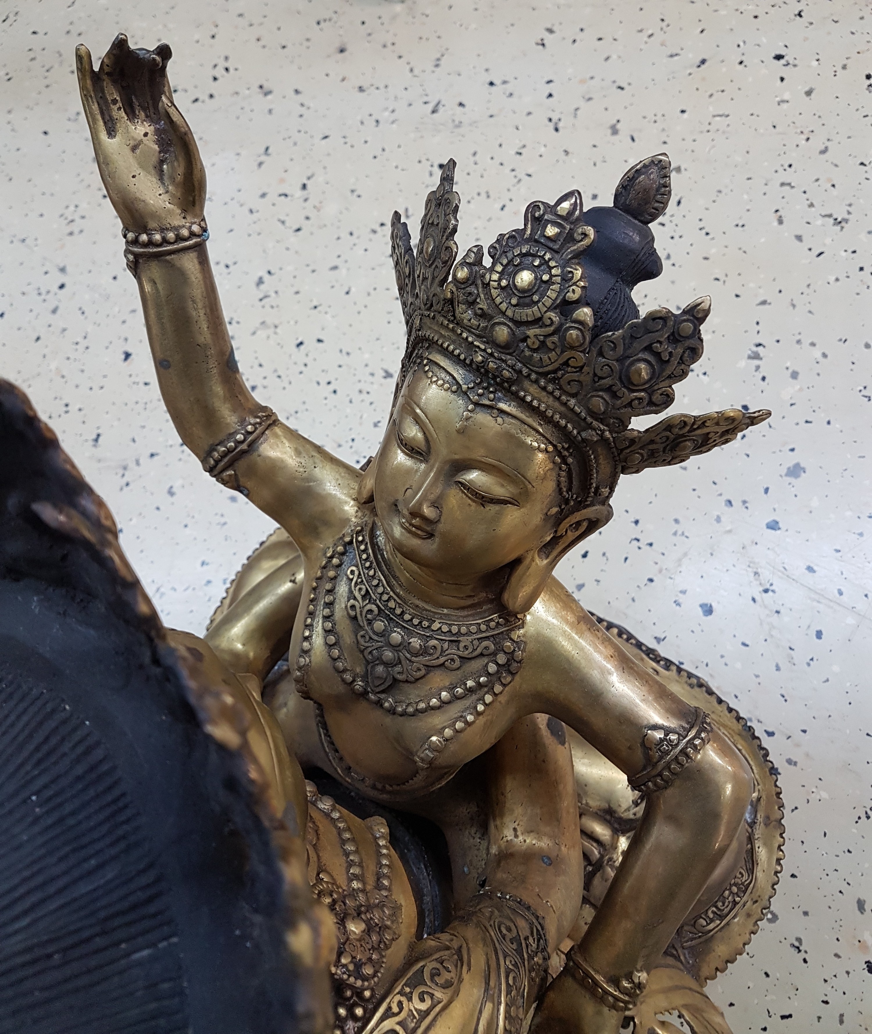 Detail l: Große Altarfigur mit sechs Armen und drei Gesichtern, wohl Yogambara mit Gefährtin, China, wohl Mitte 20. Jh., Messing, H. ca 90 cm, ca. 43 kg