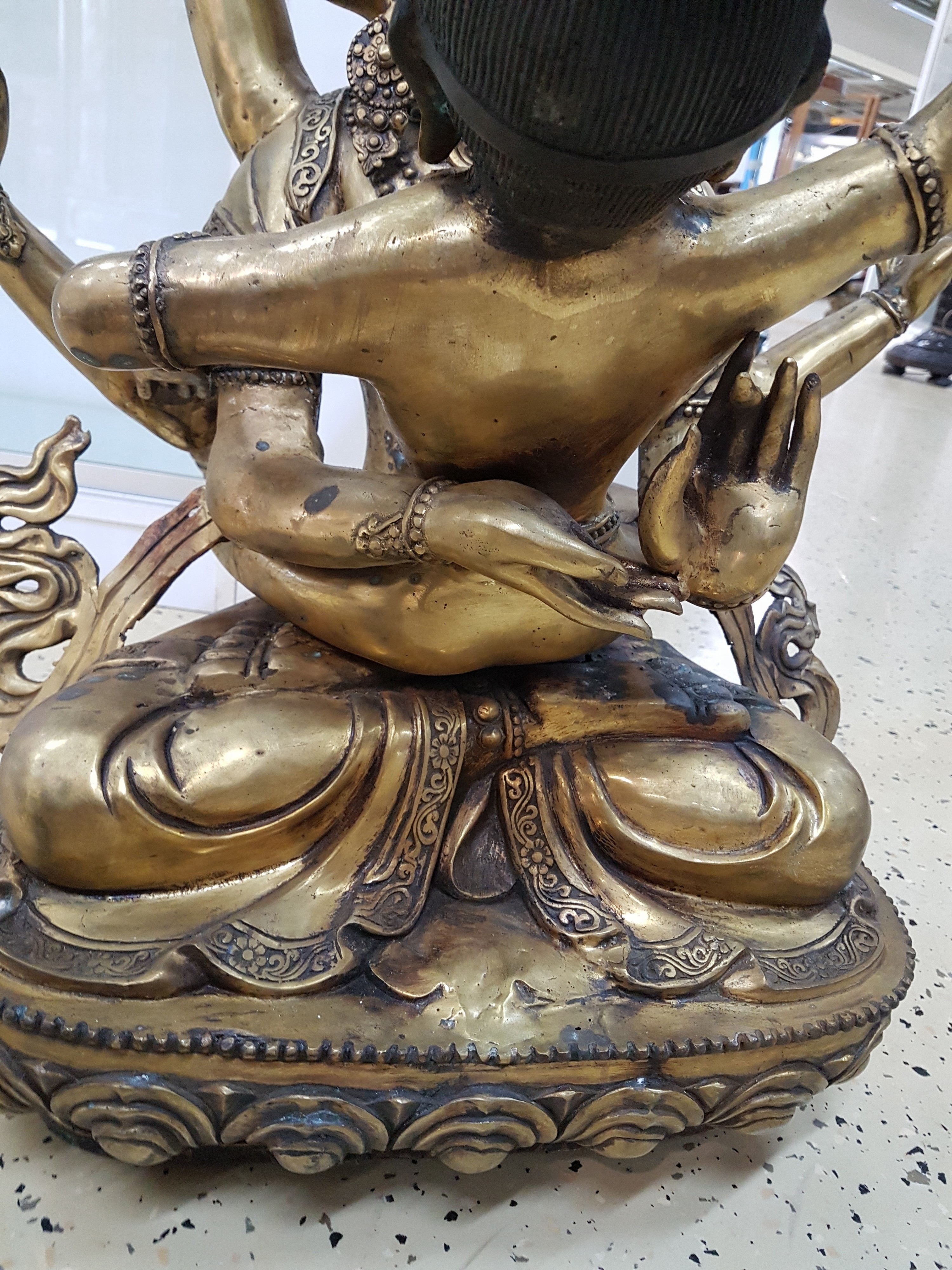 Detail n: Große Altarfigur mit sechs Armen und drei Gesichtern, wohl Yogambara mit Gefährtin, China, wohl Mitte 20. Jh., Messing, H. ca 90 cm, ca. 43 kg