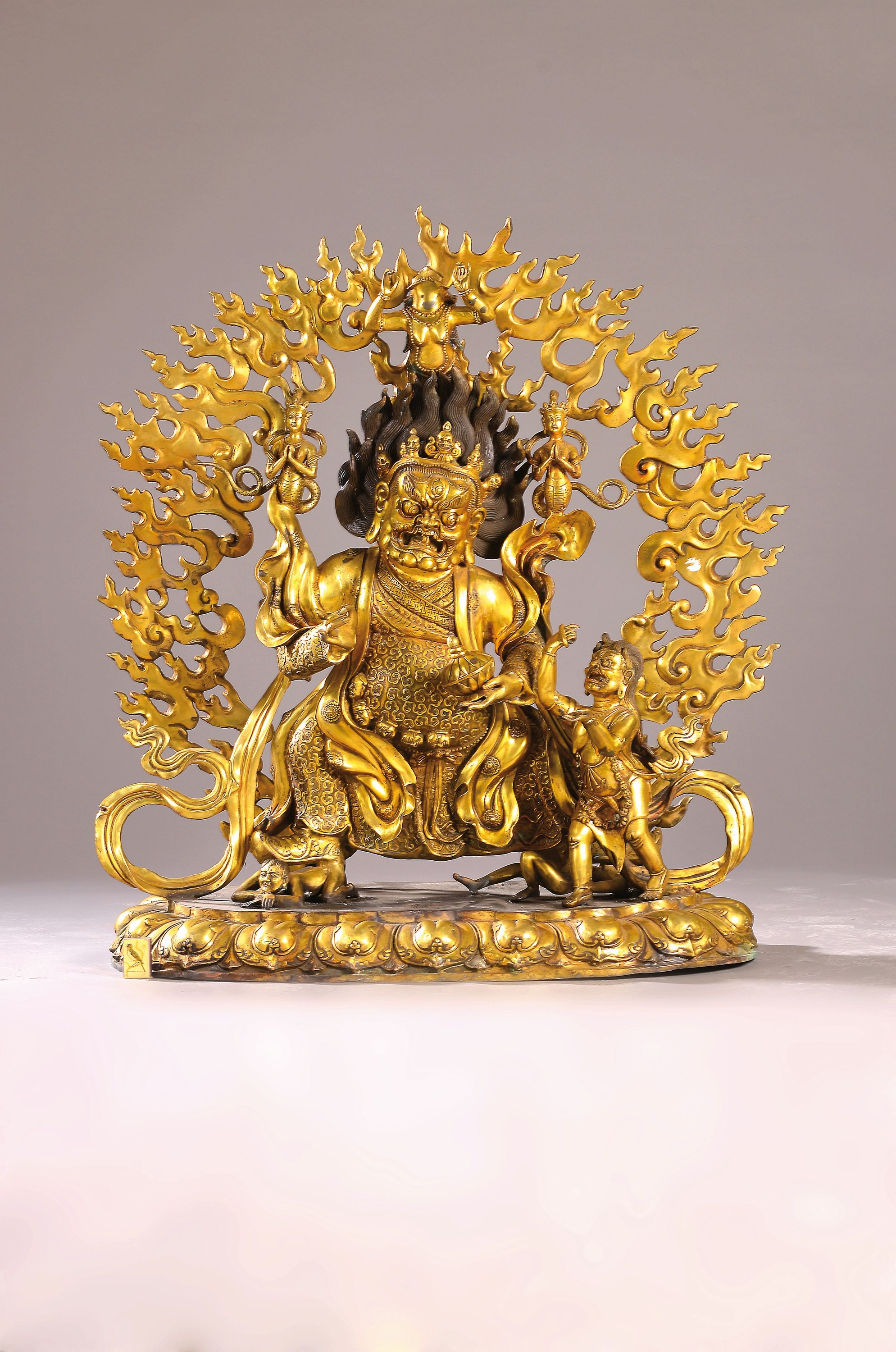Sehr große Altarfigur, Vajrapani, Adorant und verschiedene Begleitpersonen, China, 20. Jh. Messing patiniert, H.ca. 111 cm, ca. 75 kg