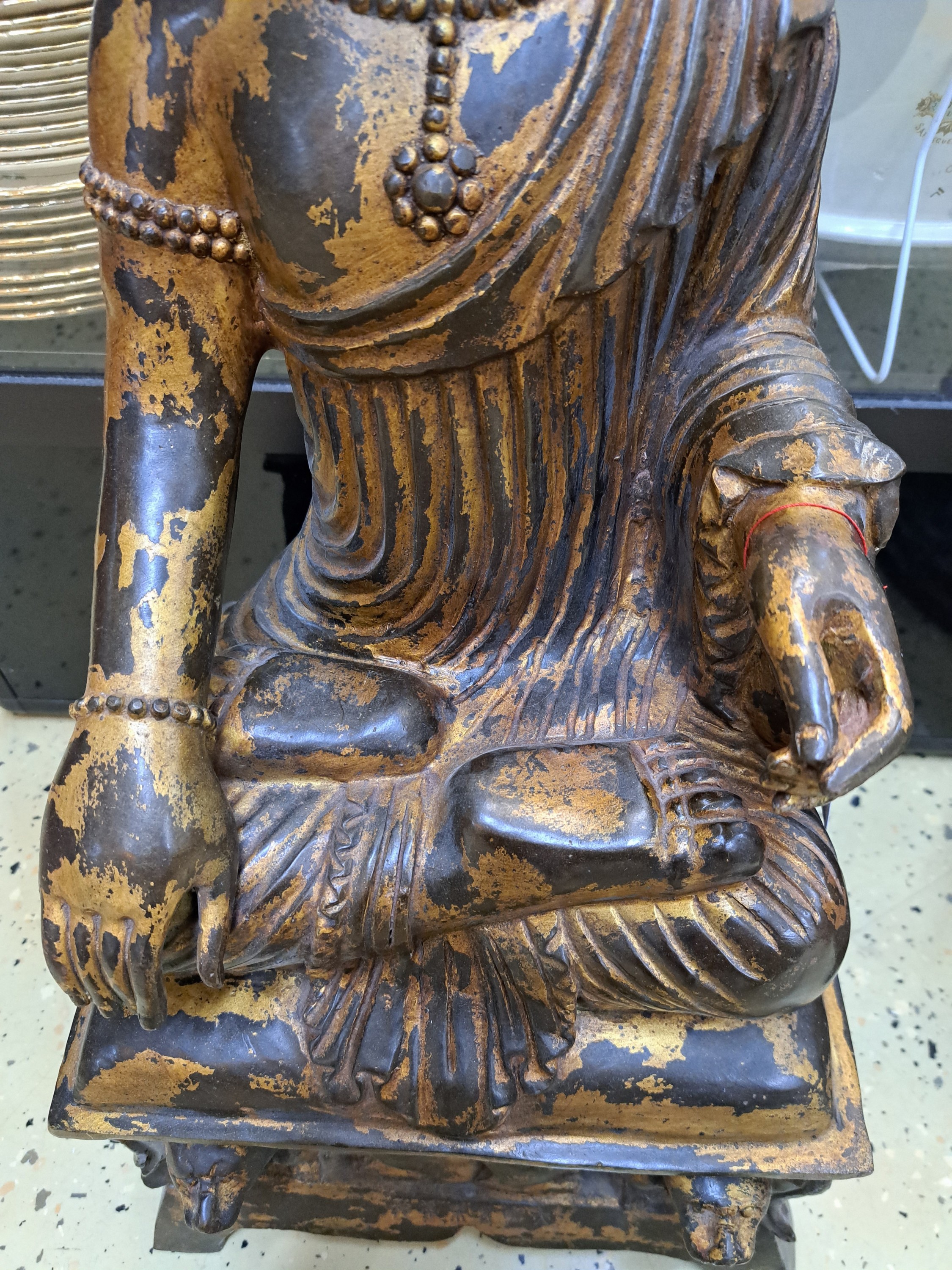 Detail a: Großer Buddha auf Löwenthron, China, 20. Jh., Bronze mit Resten von Vergoldung, H. ca. 76 cm, ca. 15 kg
