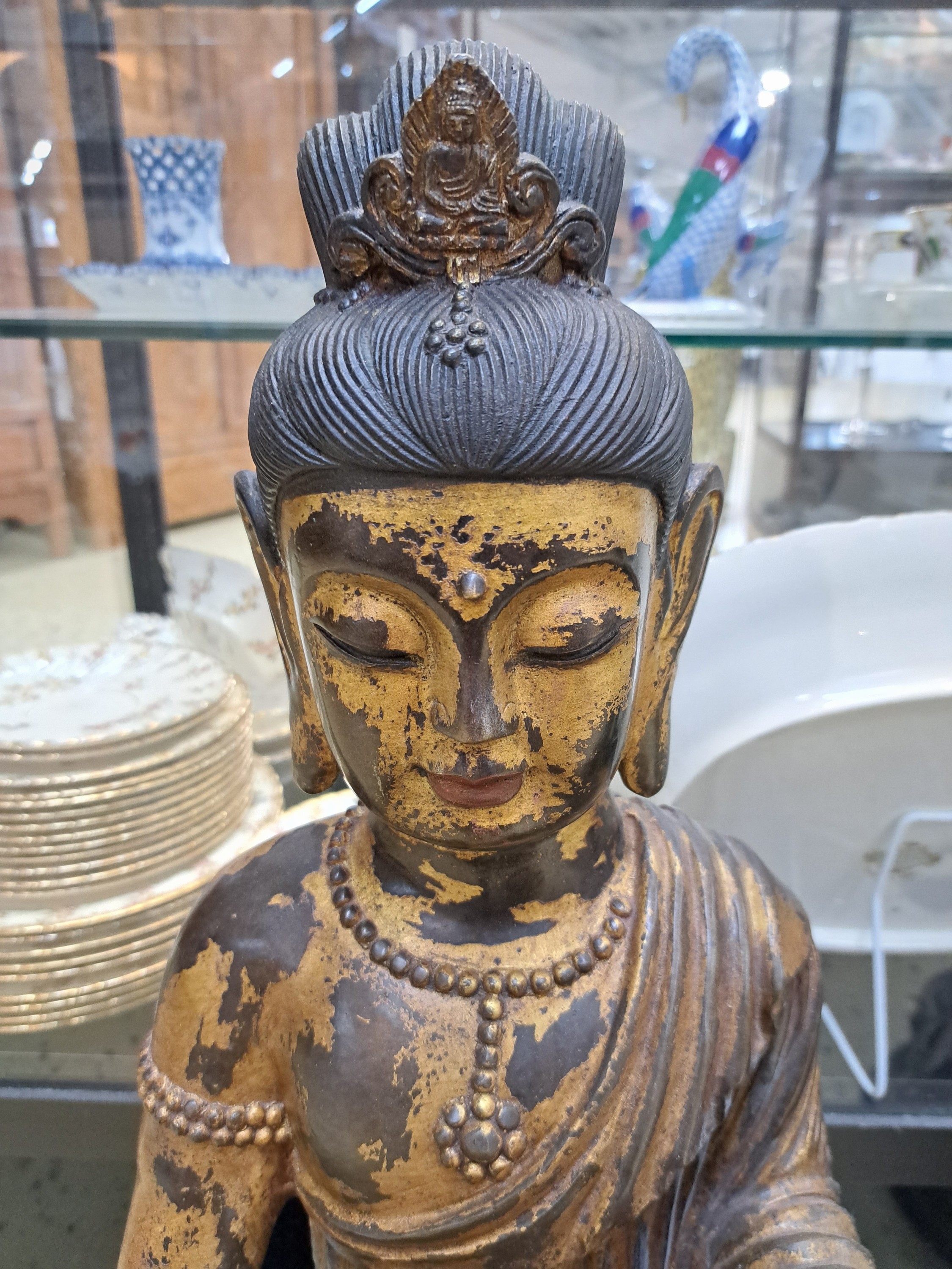 Detail b: Großer Buddha auf Löwenthron, China, 20. Jh., Bronze mit Resten von Vergoldung, H. ca. 76 cm, ca. 15 kg