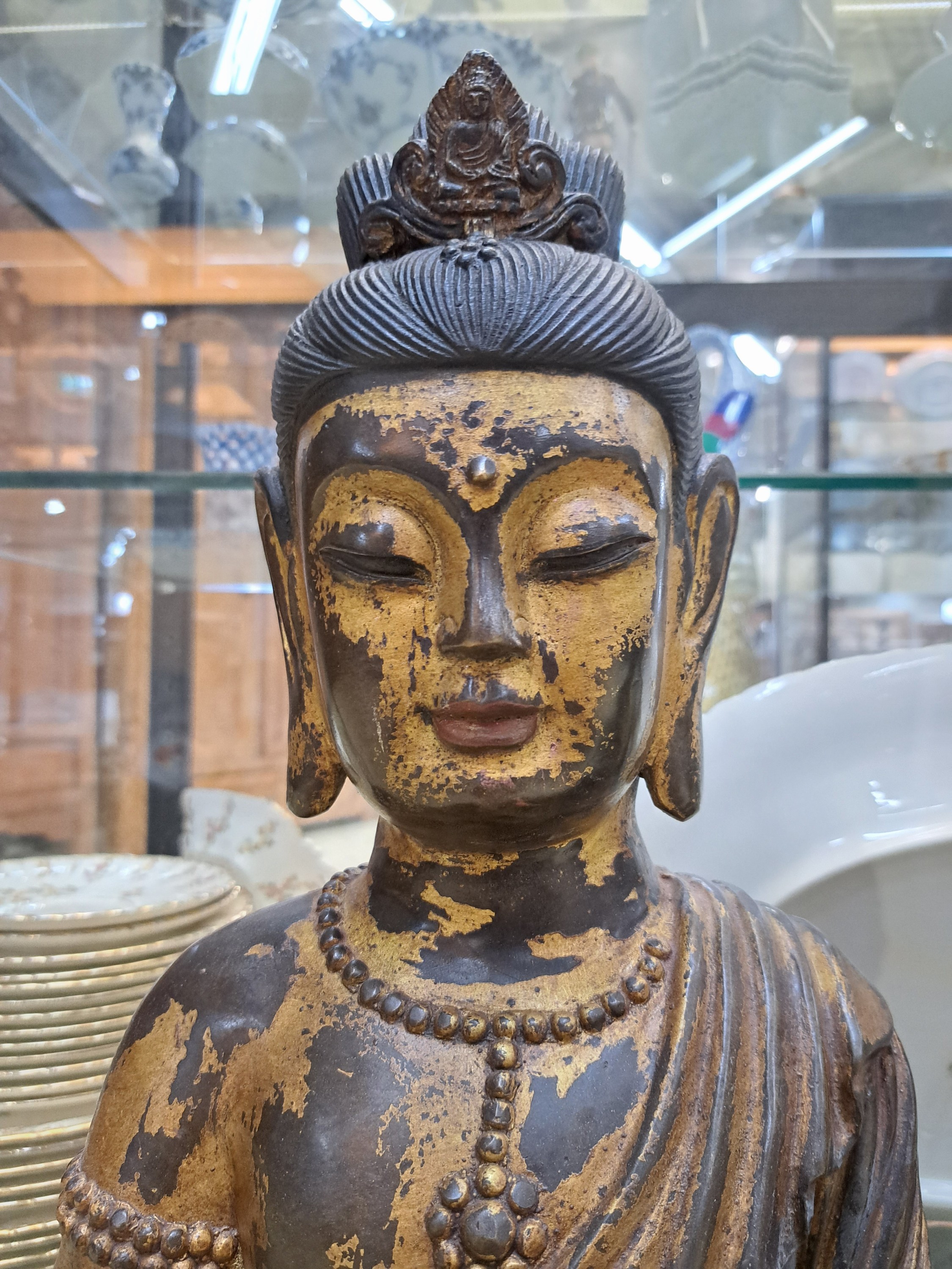 Detail c: Großer Buddha auf Löwenthron, China, 20. Jh., Bronze mit Resten von Vergoldung, H. ca. 76 cm, ca. 15 kg