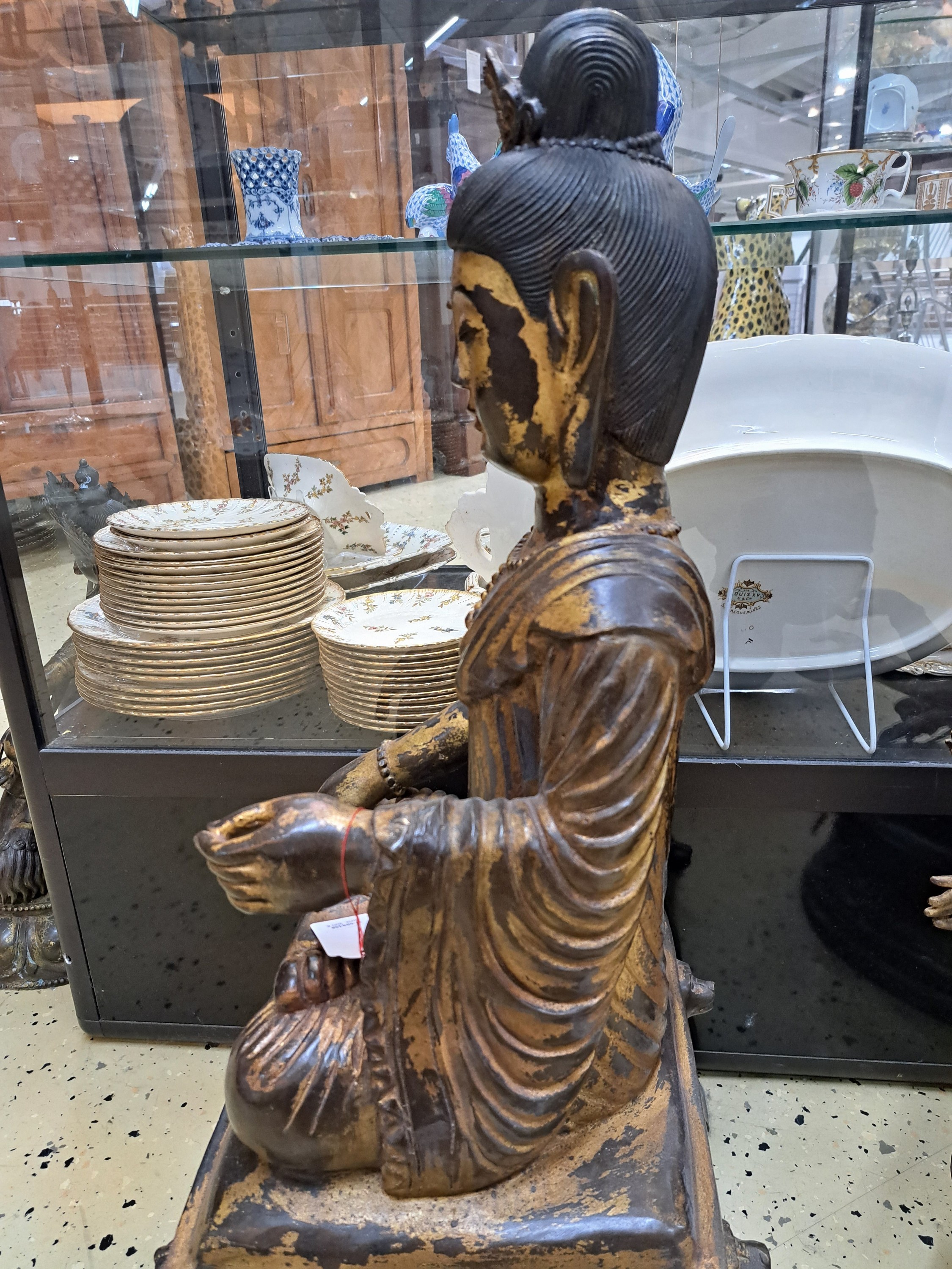 Detail d: Großer Buddha auf Löwenthron, China, 20. Jh., Bronze mit Resten von Vergoldung, H. ca. 76 cm, ca. 15 kg