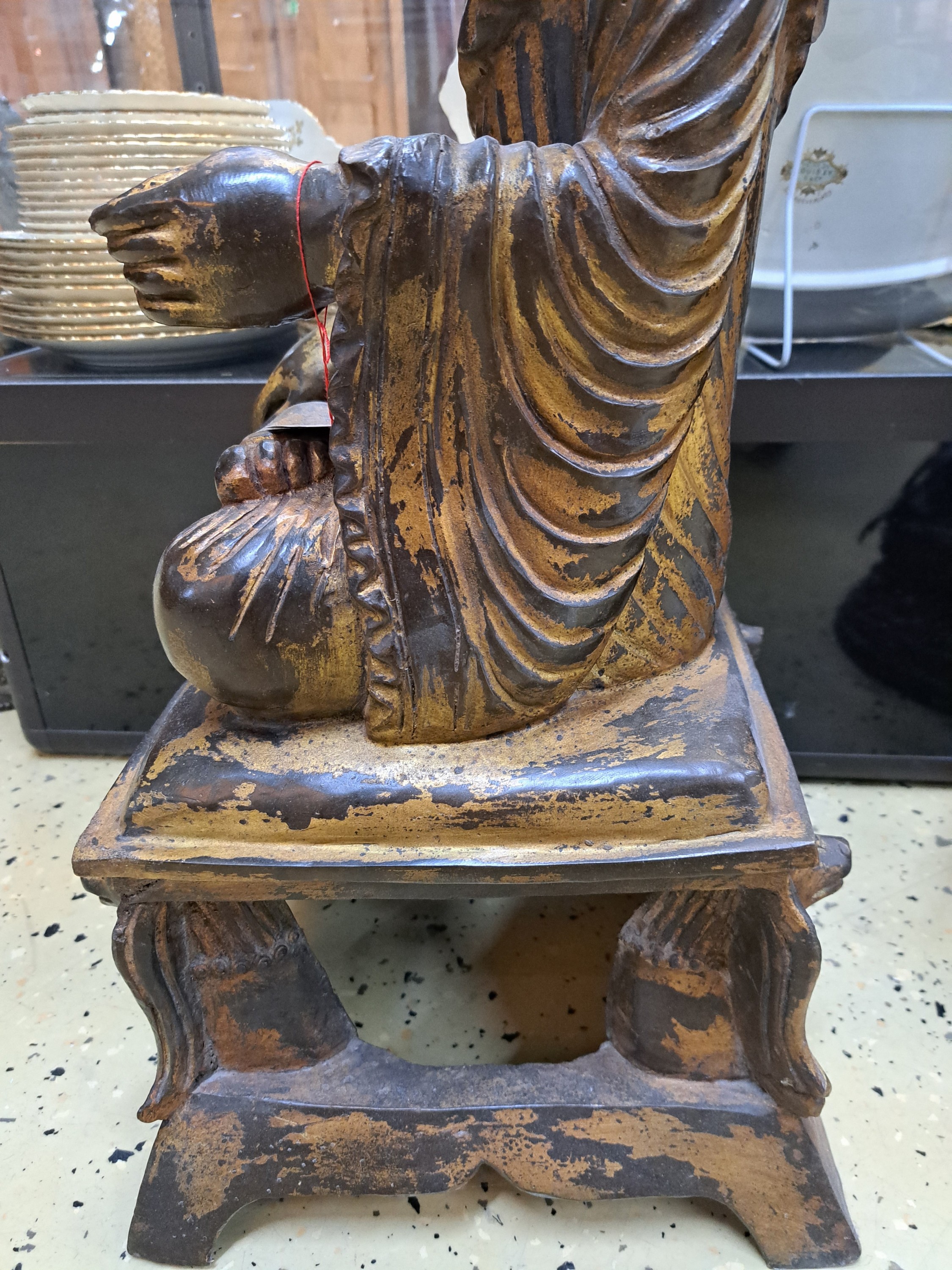 Detail e: Großer Buddha auf Löwenthron, China, 20. Jh., Bronze mit Resten von Vergoldung, H. ca. 76 cm, ca. 15 kg