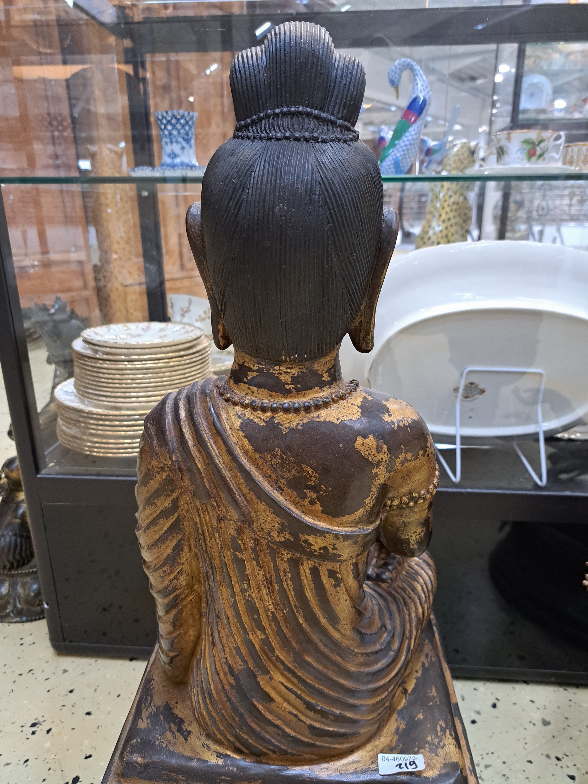 Detail f: Großer Buddha auf Löwenthron, China, 20. Jh., Bronze mit Resten von Vergoldung, H. ca. 76 cm, ca. 15 kg