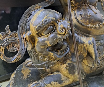 26906511c - Große Altarbronze, Gottheit Vaishravana mit Mungo, Nepal, wohl um 1900, Gott des ...