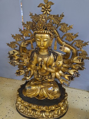 26906518c - Große Altarfigur einer achtarmigen Gottheit aus dem chinesischem Pantheon, China, ...