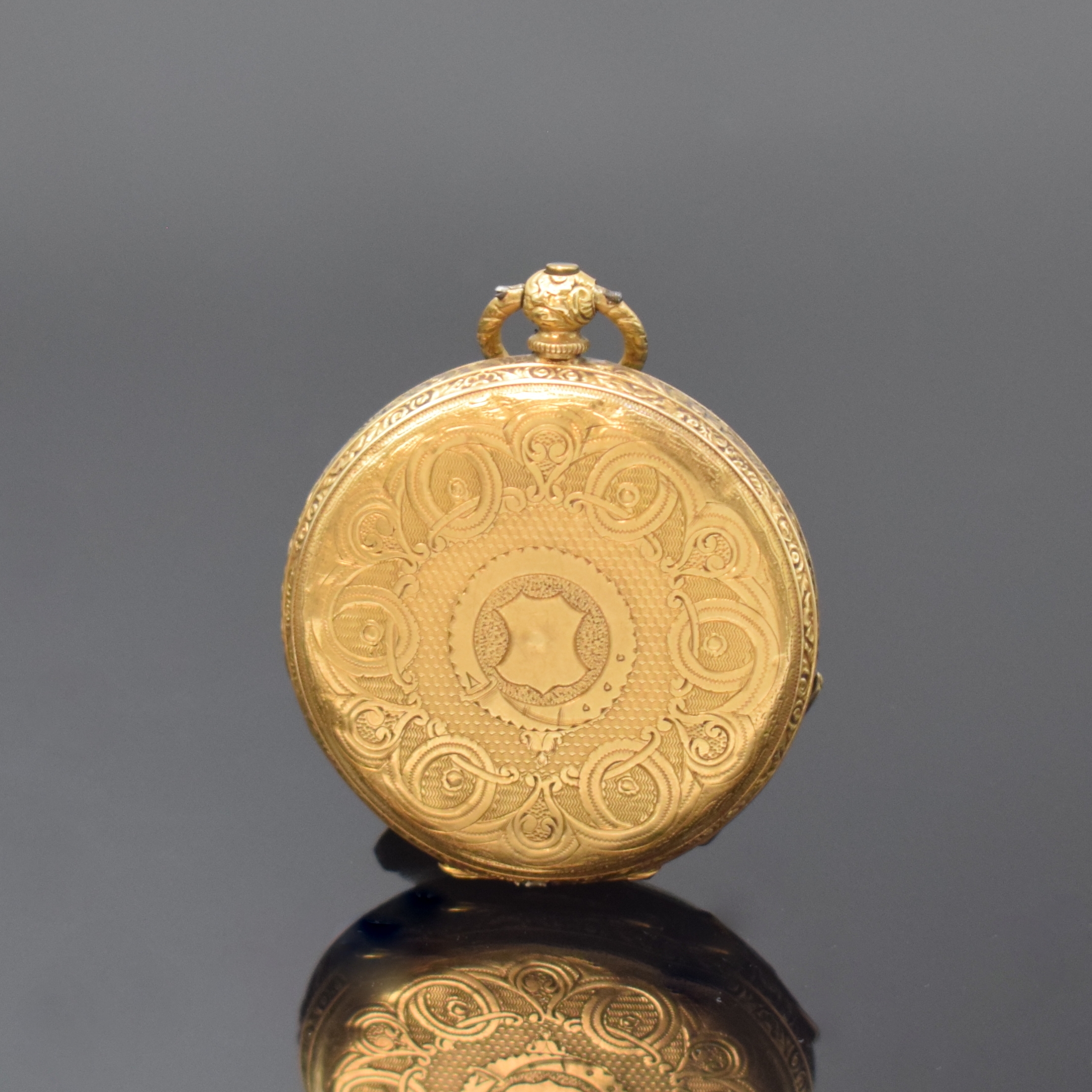 Detail a: Zylindertaschenuhr in GG 750/000, Schweiz um 1890, Schlüsselaufzug, gold. Zifferbl. im Zentrum guill., gebl. Zeiger, Boden schmuckgraviert, verg. ...