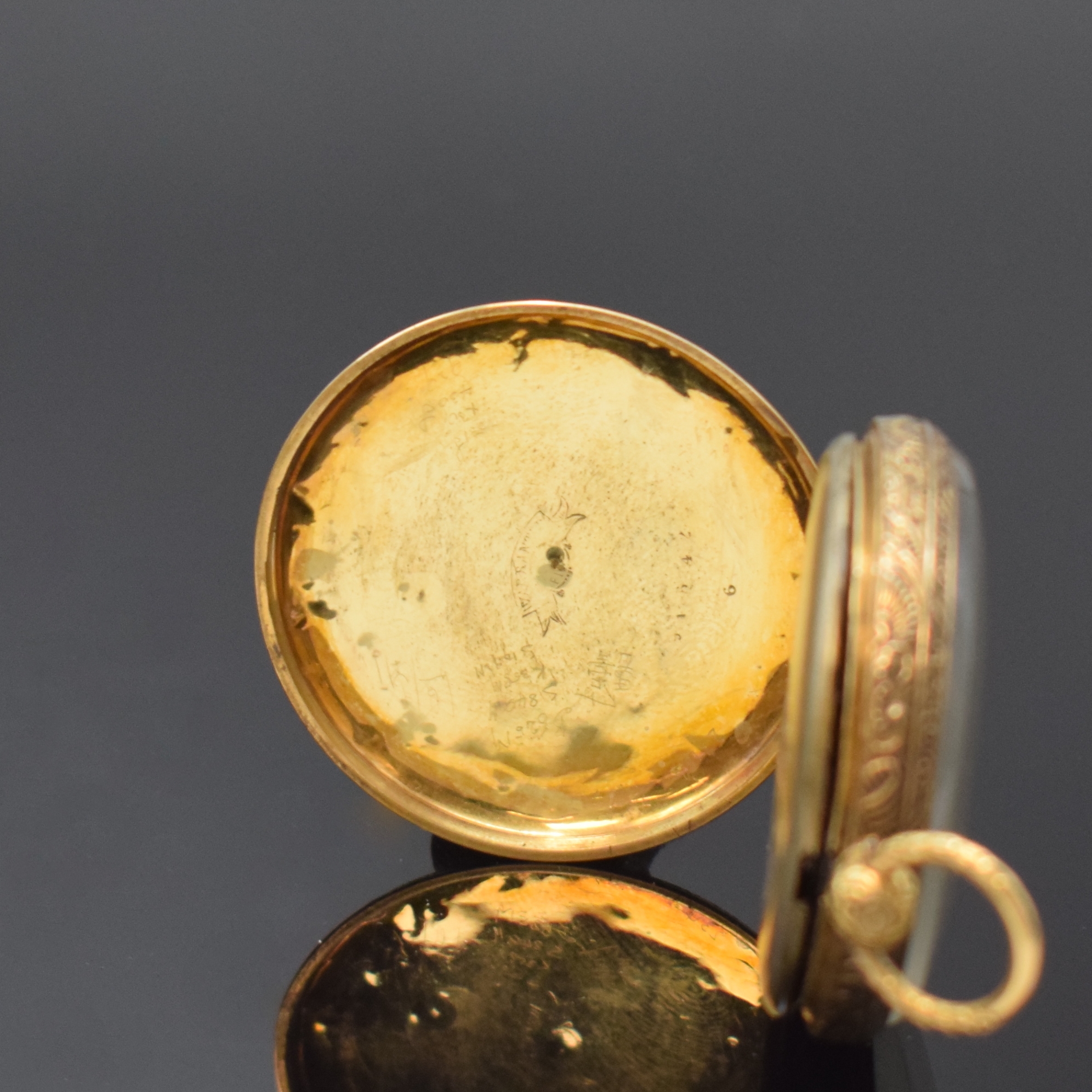 Detail b: Zylindertaschenuhr in GG 750/000, Schweiz um 1890, Schlüsselaufzug, gold. Zifferbl. im Zentrum guill., gebl. Zeiger, Boden schmuckgraviert, verg. ...
