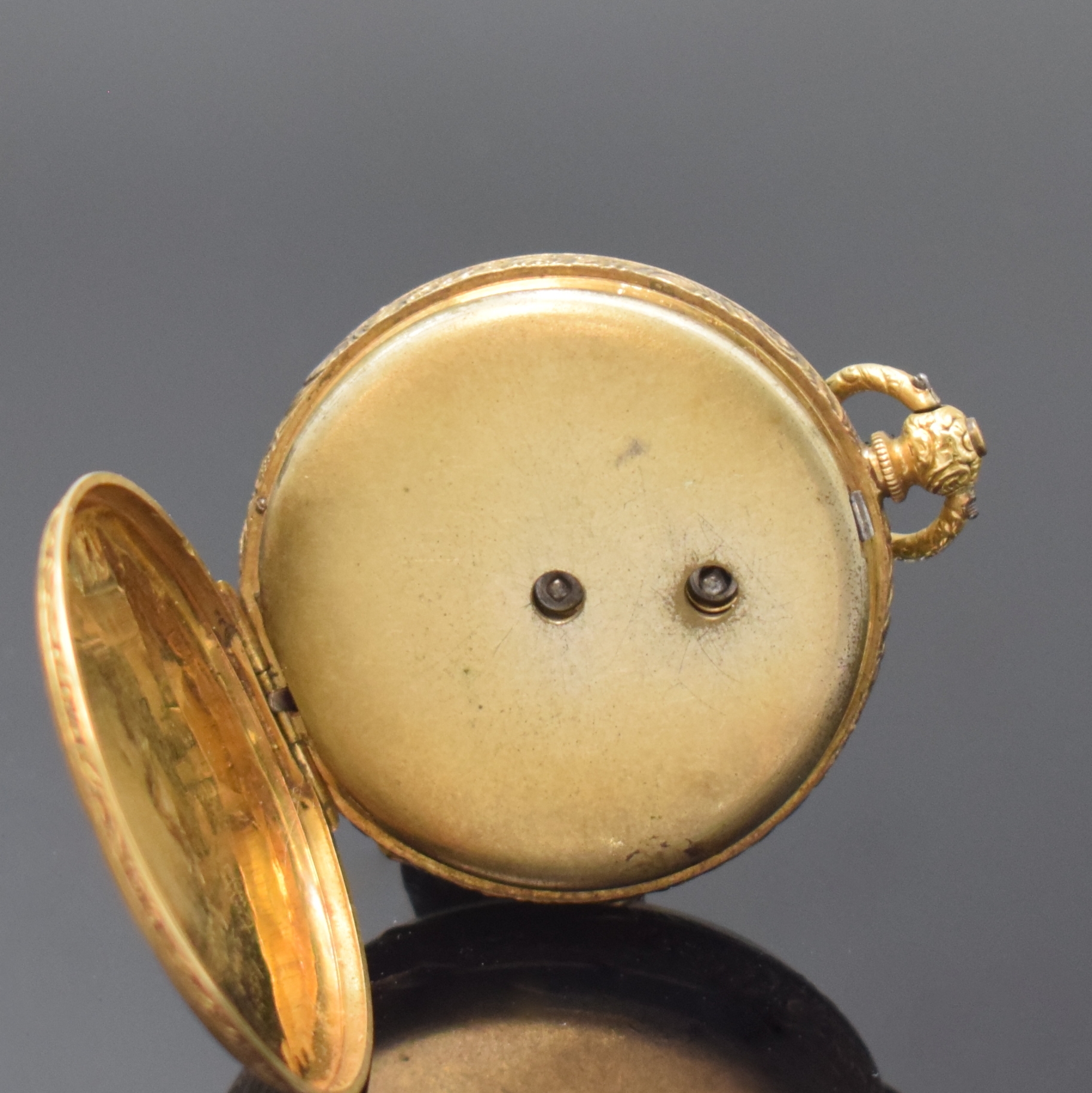 Detail c: Zylindertaschenuhr in GG 750/000, Schweiz um 1890, Schlüsselaufzug, gold. Zifferbl. im Zentrum guill., gebl. Zeiger, Boden schmuckgraviert, verg. ...