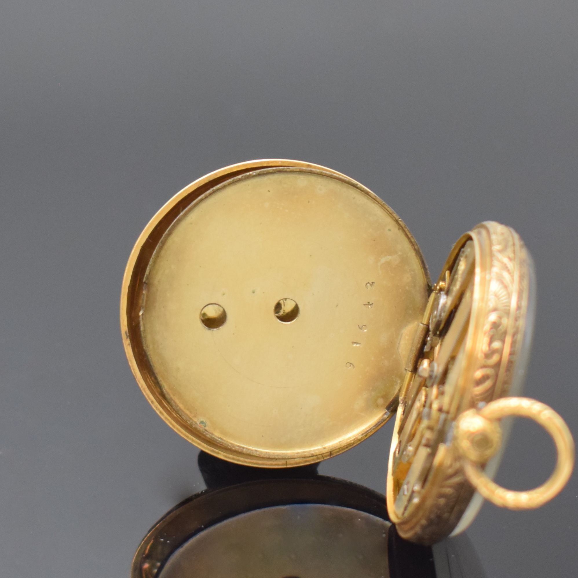 Detail d: Zylindertaschenuhr in GG 750/000, Schweiz um 1890, Schlüsselaufzug, gold. Zifferbl. im Zentrum guill., gebl. Zeiger, Boden schmuckgraviert, verg. ...