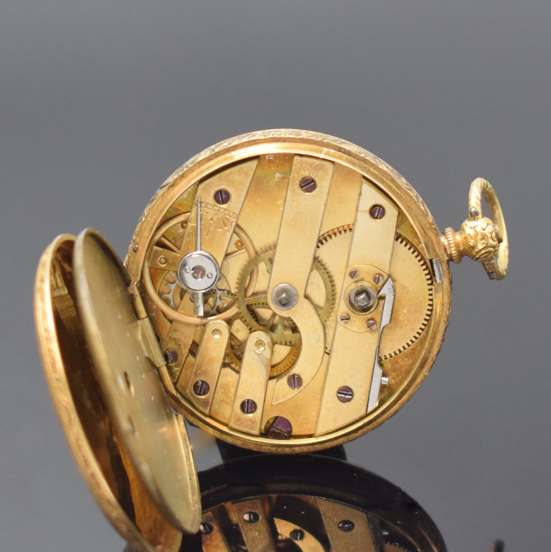 Detail e: Zylindertaschenuhr in GG 750/000, Schweiz um 1890, Schlüsselaufzug, gold. Zifferbl. im Zentrum guill., gebl. Zeiger, Boden schmuckgraviert, verg. ...