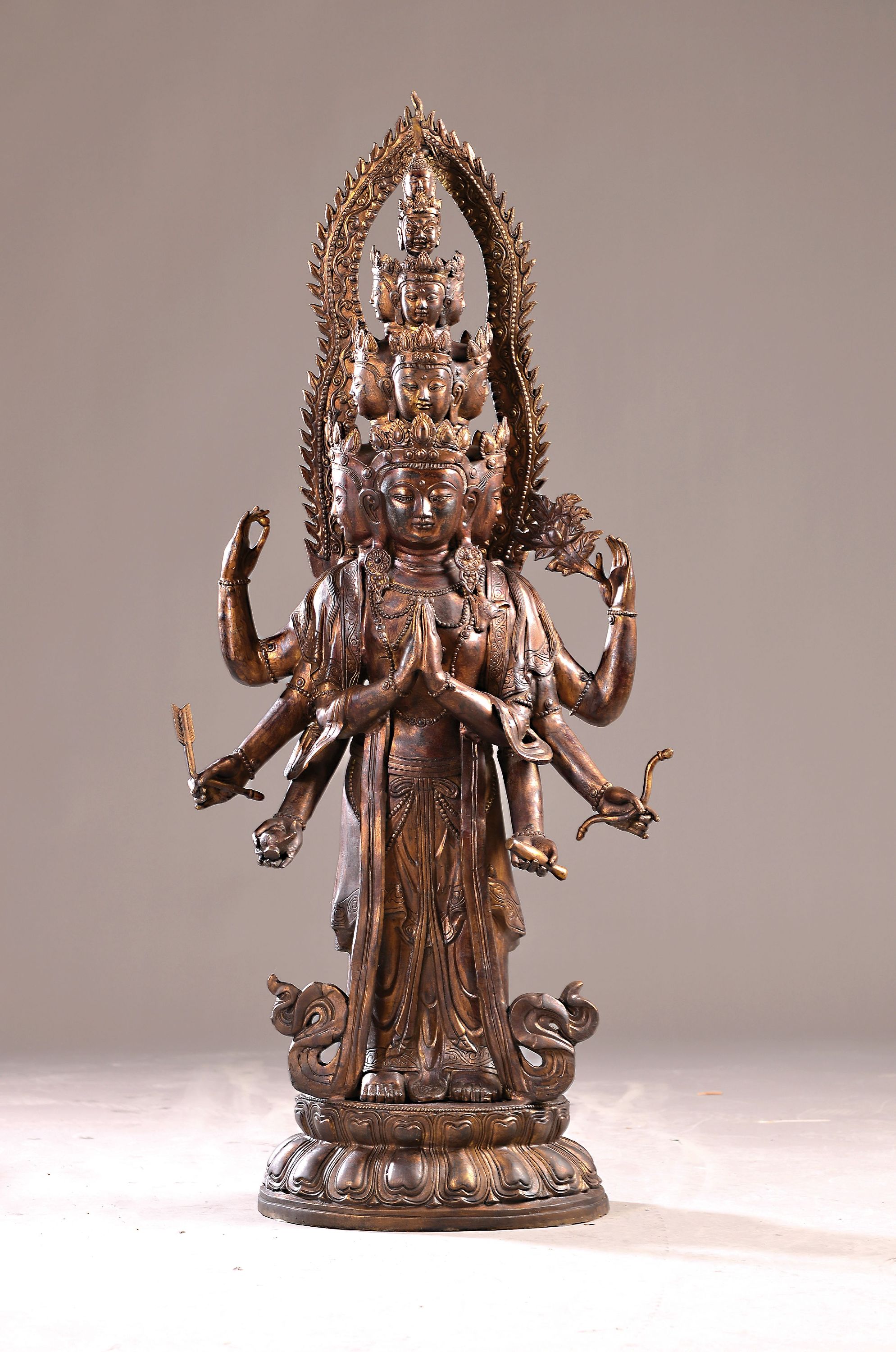 Sehr großer Avalokiteshvara, China, 20. Jh., achtarmig und elfköpfig, auf Lotusthron stehend, mit Mandorla, Kupferlegierung, z.T. vergoldet, H.ca. ...