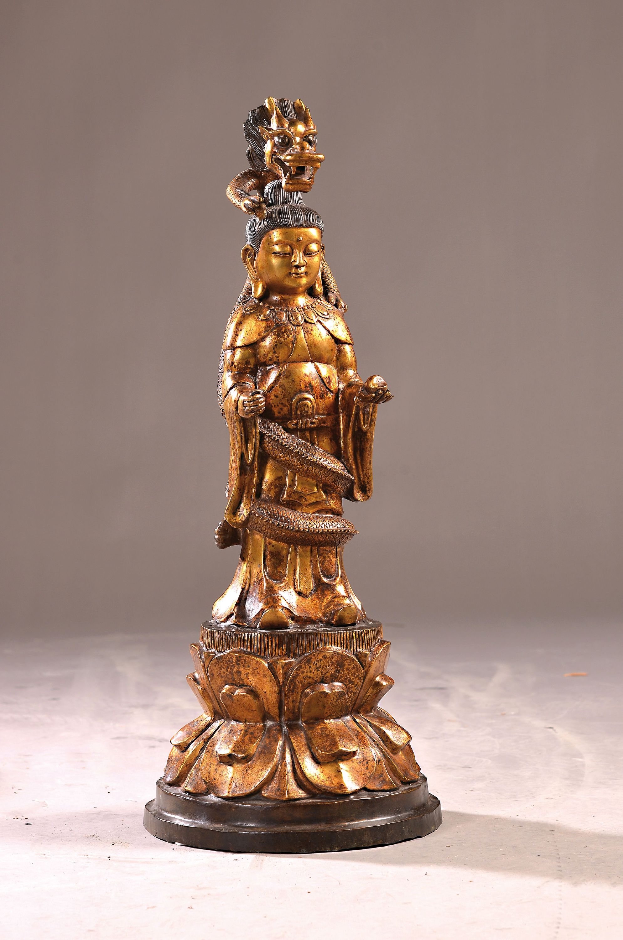 Buddha mit Drachen, China, 20. Jh., Bronze z.T. vergoldet, auf Lotussockel, H. ca. 80 cm, ca. 17.6 kg