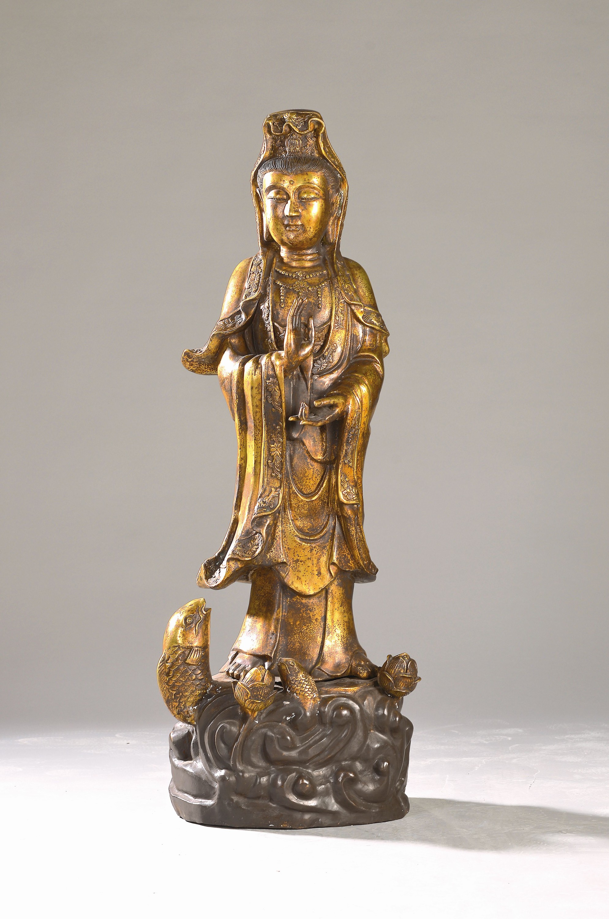 Sehr große Guan Yin, China, wohl 20. Jh., Messing, "Gottheit des Mitgefühls", auf einem Fisch über Wasser reitend, H. ca. 120 cm, ca. 35 ...